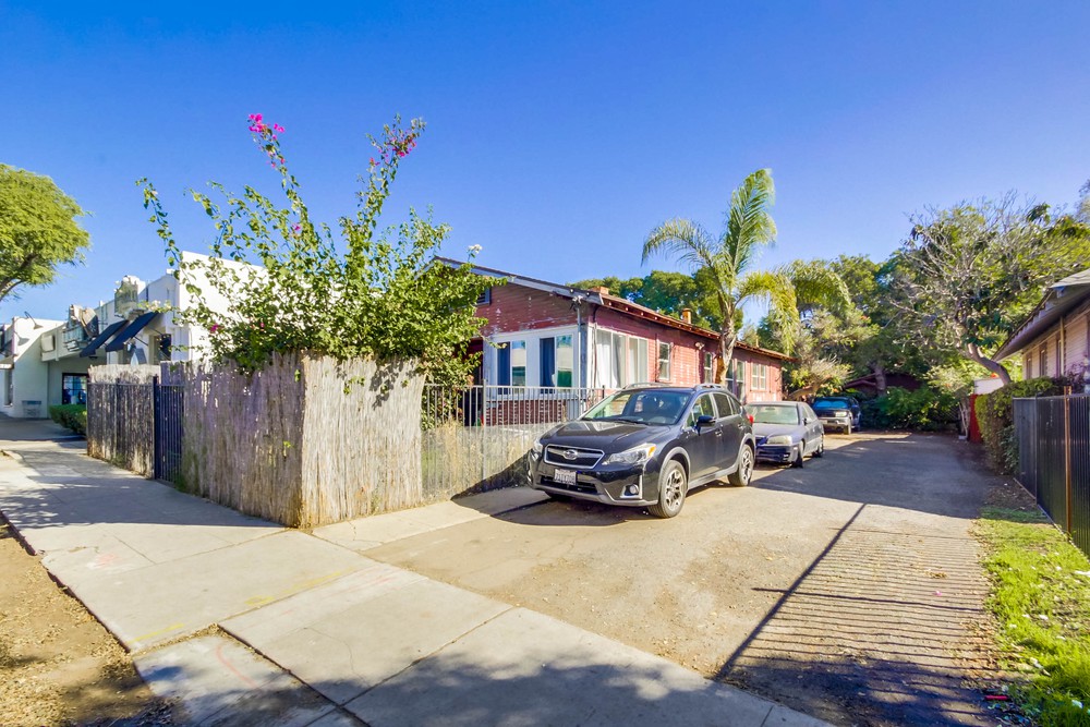Virtual tour photo 1 of 39 for 1933 Fern St