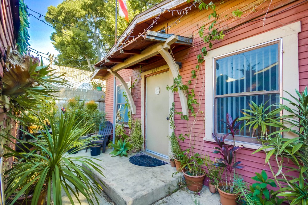 Virtual tour photo 9 of 39 for 1933 Fern St