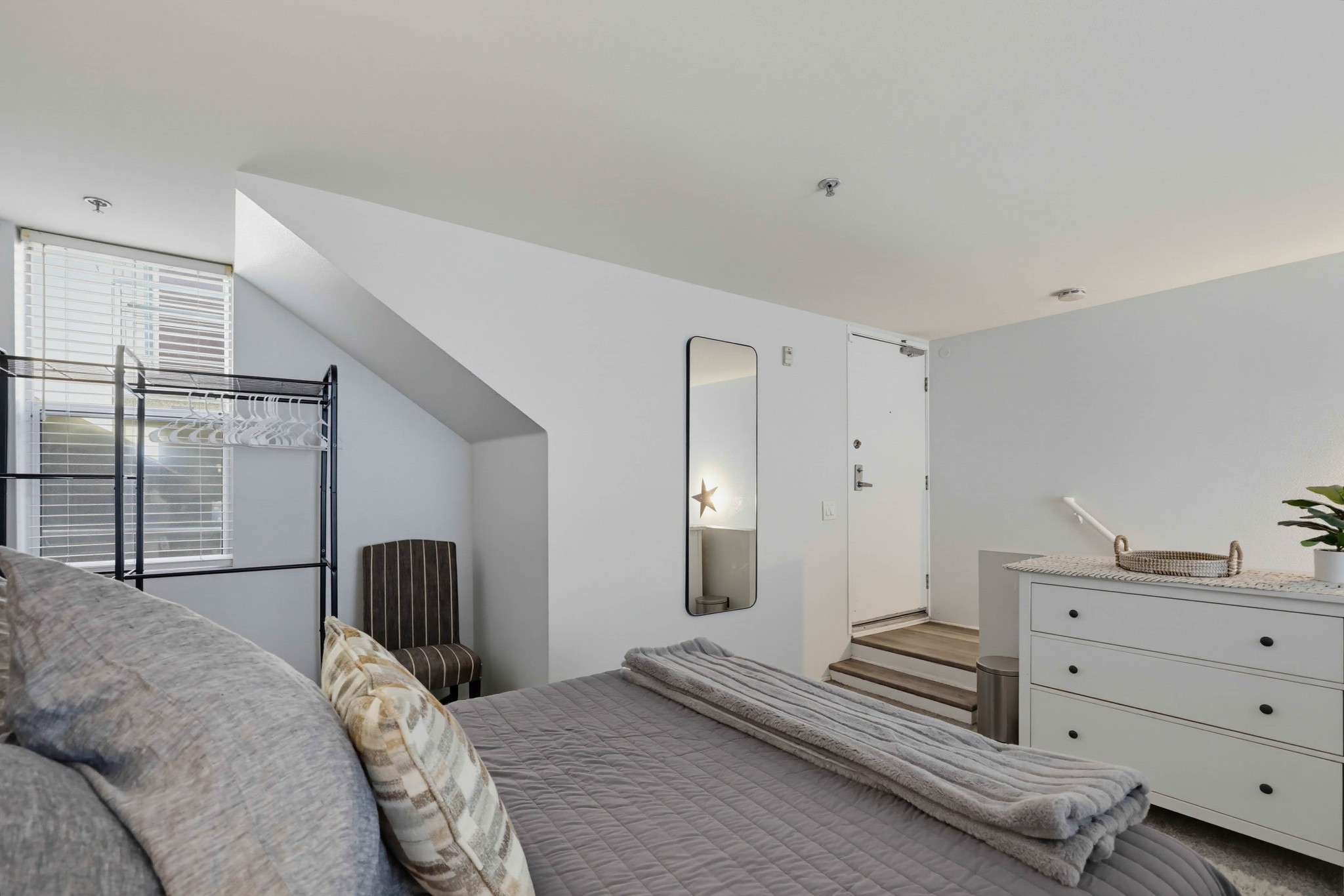 Virtual tour photo 37 of 63 for 1944 State St #3