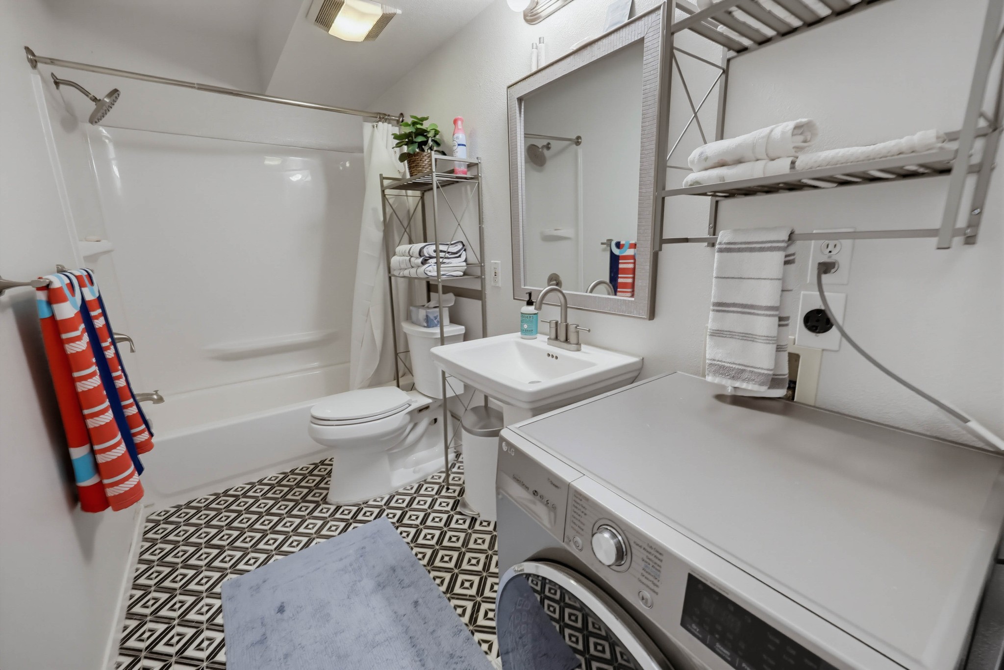 Virtual tour photo 41 of 63 for 1944 State St #3