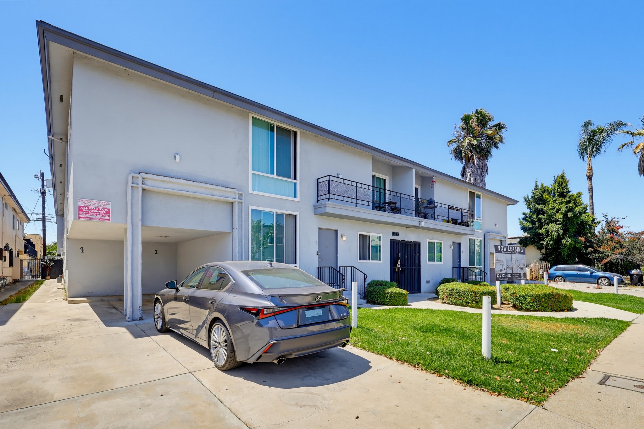 Virtual tour photo 3 of 39 for 1945 S Garth Ave