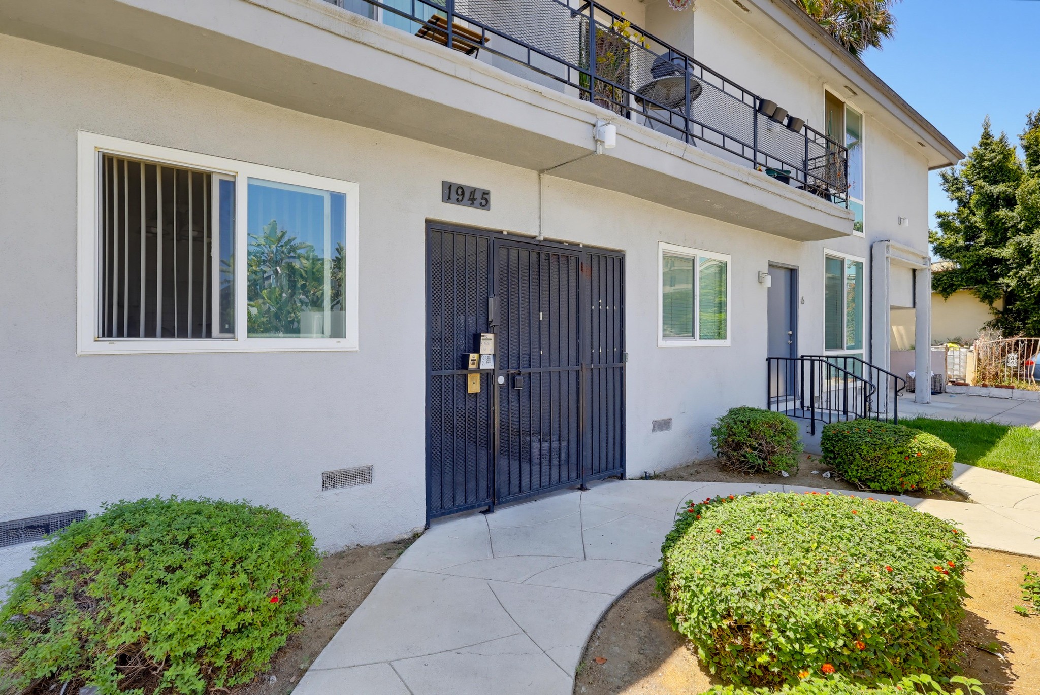 Virtual tour photo 4 of 39 for 1945 S Garth Ave