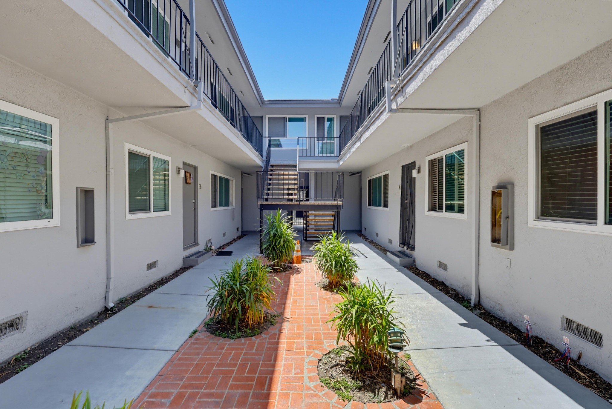 Virtual tour photo 6 of 39 for 1945 S Garth Ave