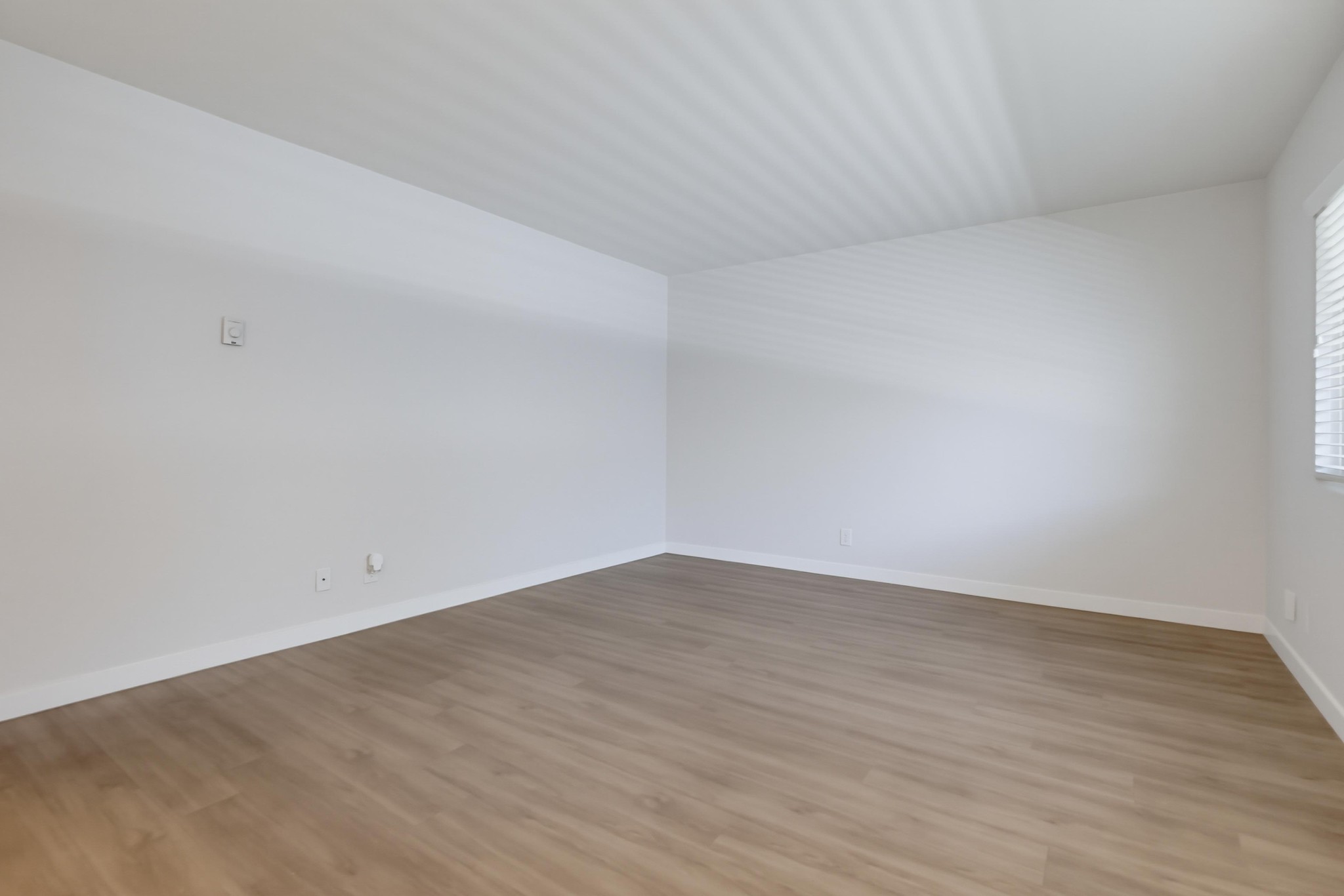 Virtual tour photo 11 of 39 for 1945 S Garth Ave