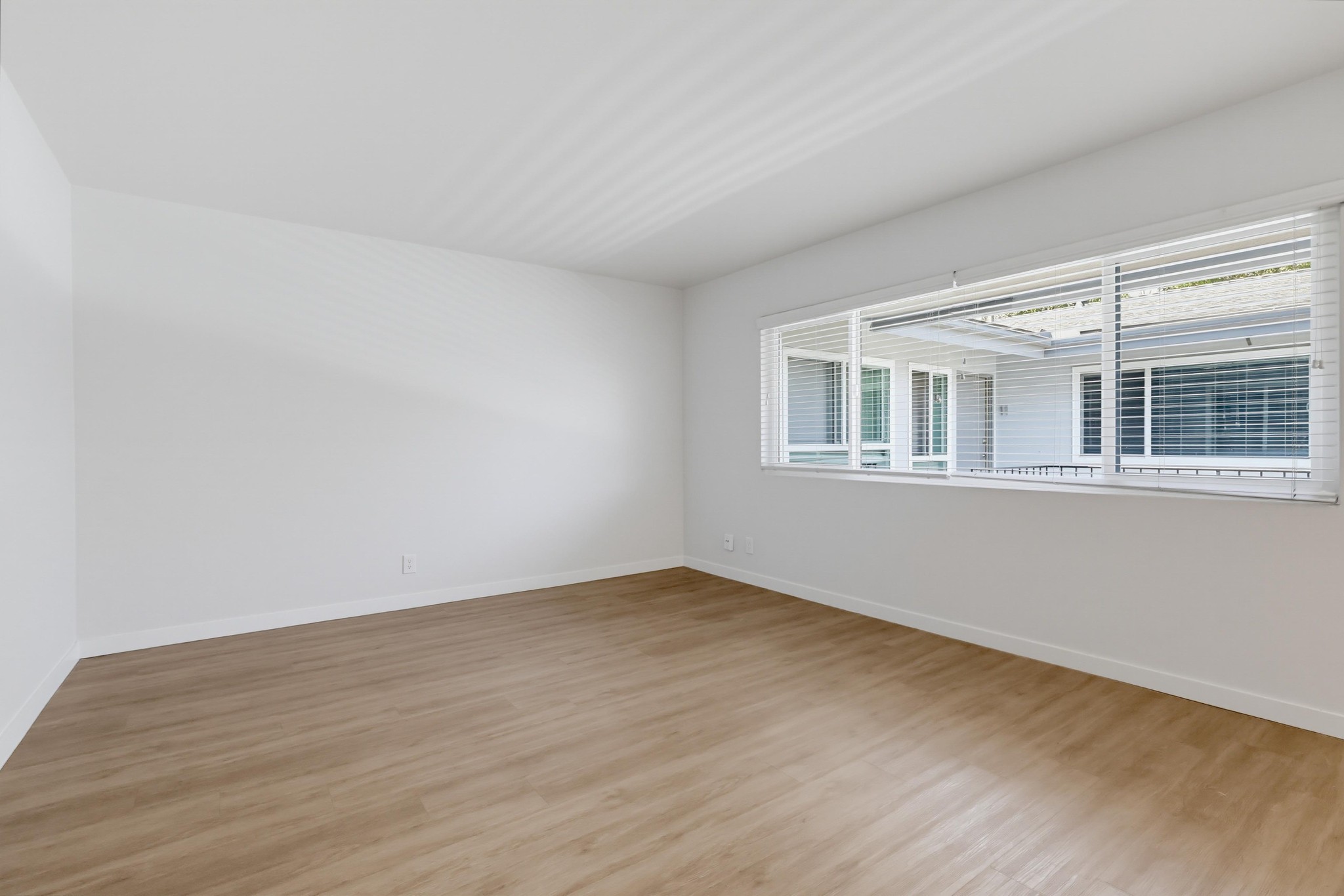 Virtual tour photo 12 of 39 for 1945 S Garth Ave