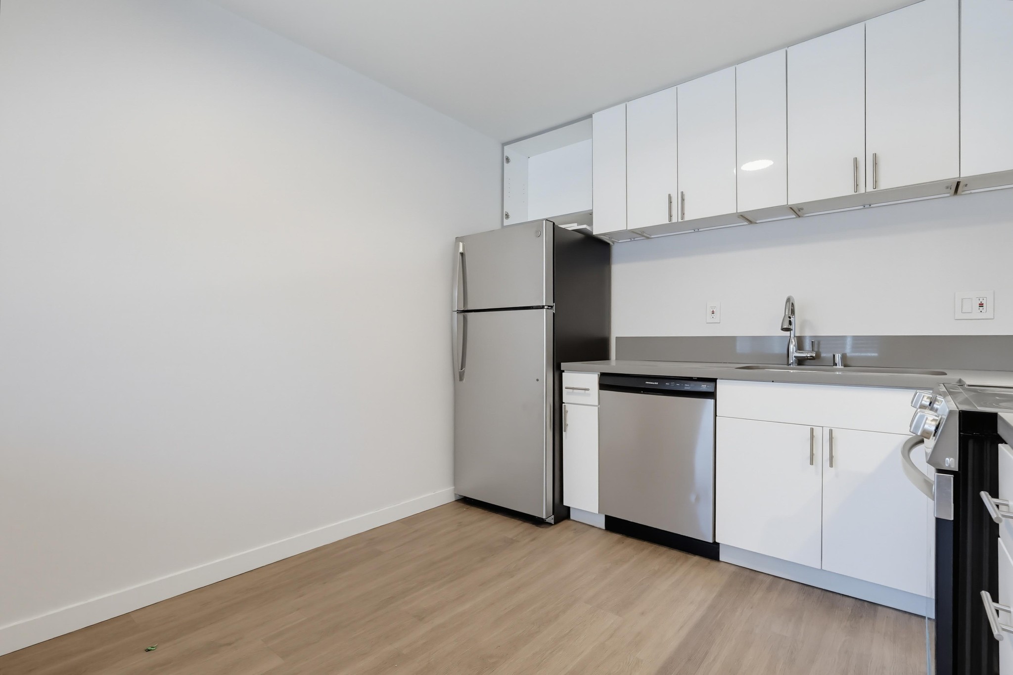 Virtual tour photo 19 of 39 for 1945 S Garth Ave