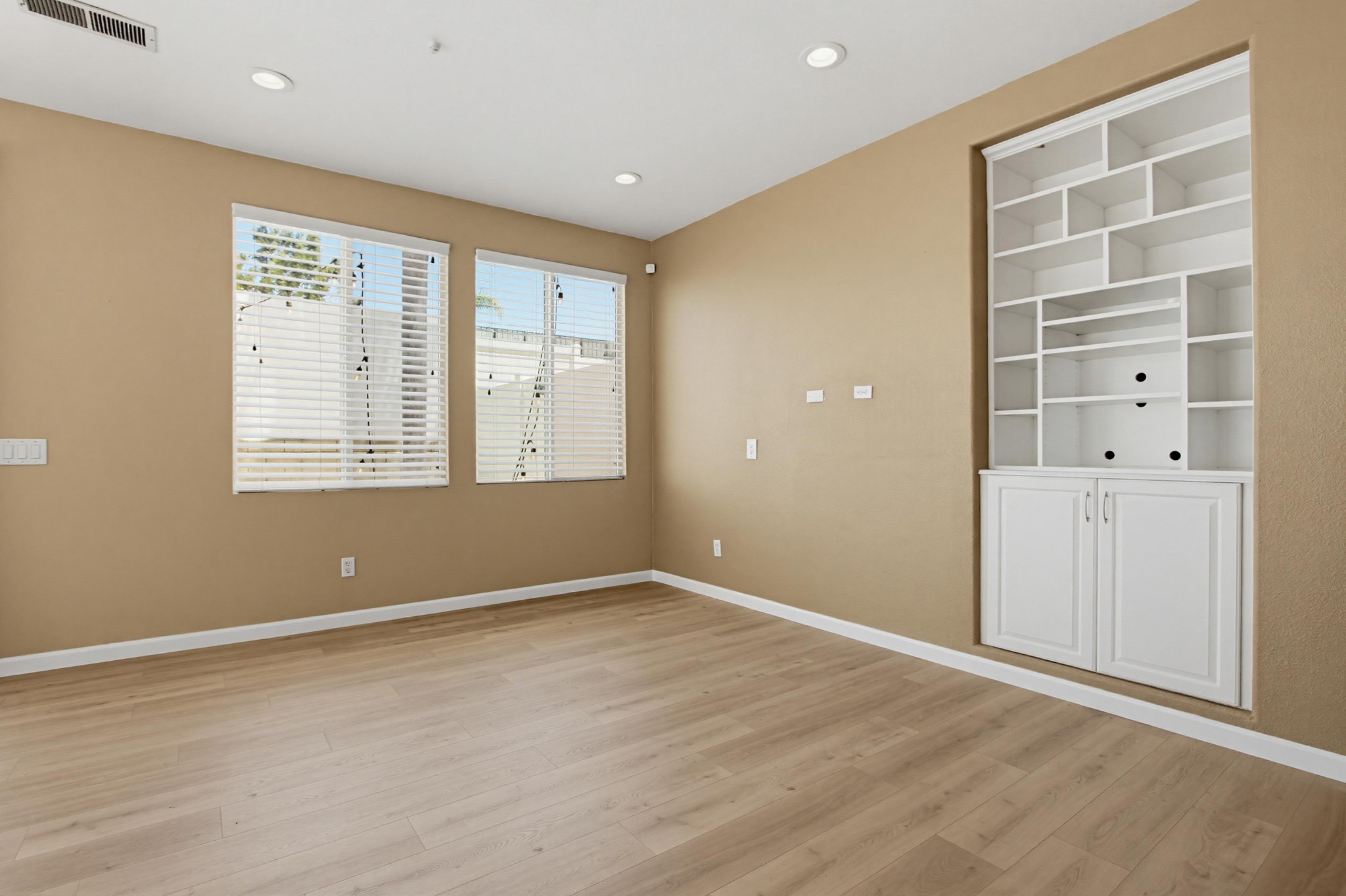 Virtual tour photo 9 of 45 for 1947 Courage St