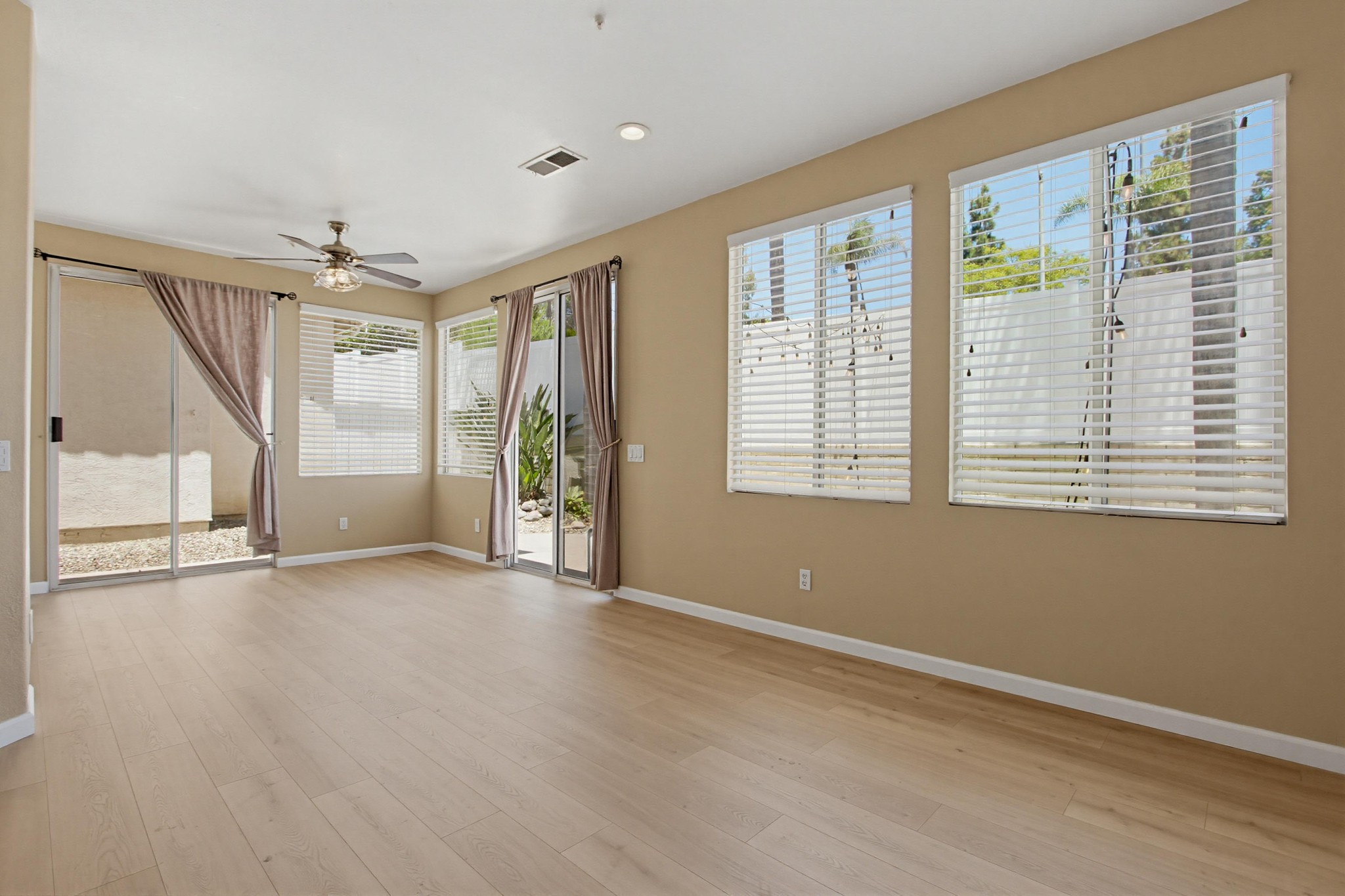 Virtual tour photo 12 of 45 for 1947 Courage St