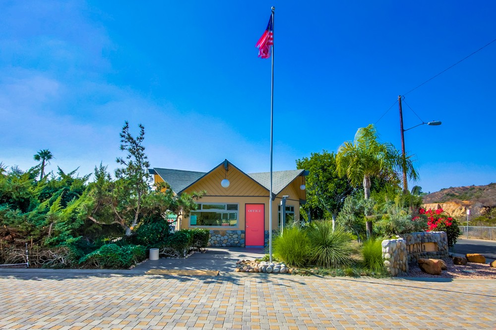 Virtual tour photo 3 of 71 for 1951 47th St