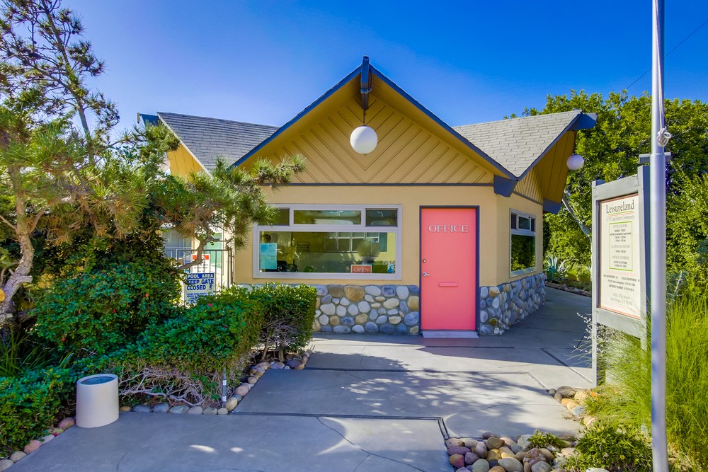 Virtual tour photo 4 of 71 for 1951 47th St