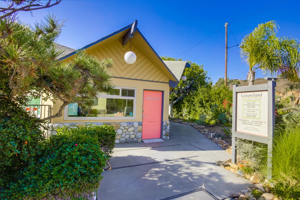 Virtual tour photo 5 of 71 for 1951 47th St