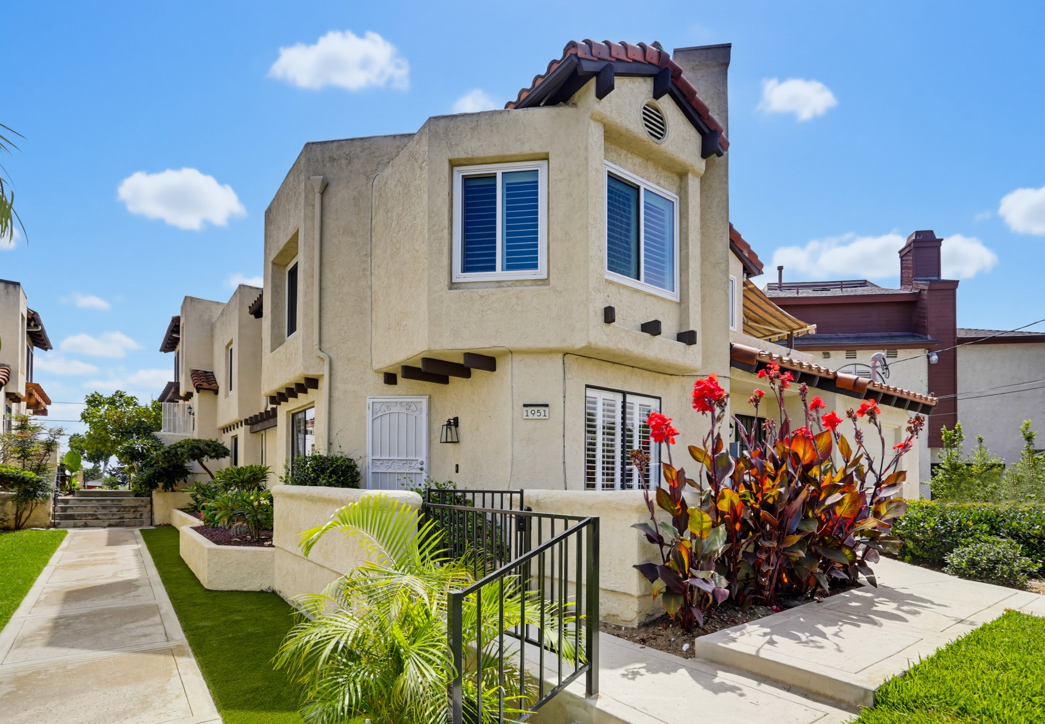 Virtual tour photo 1 of 32 for 1951 Diamond St
