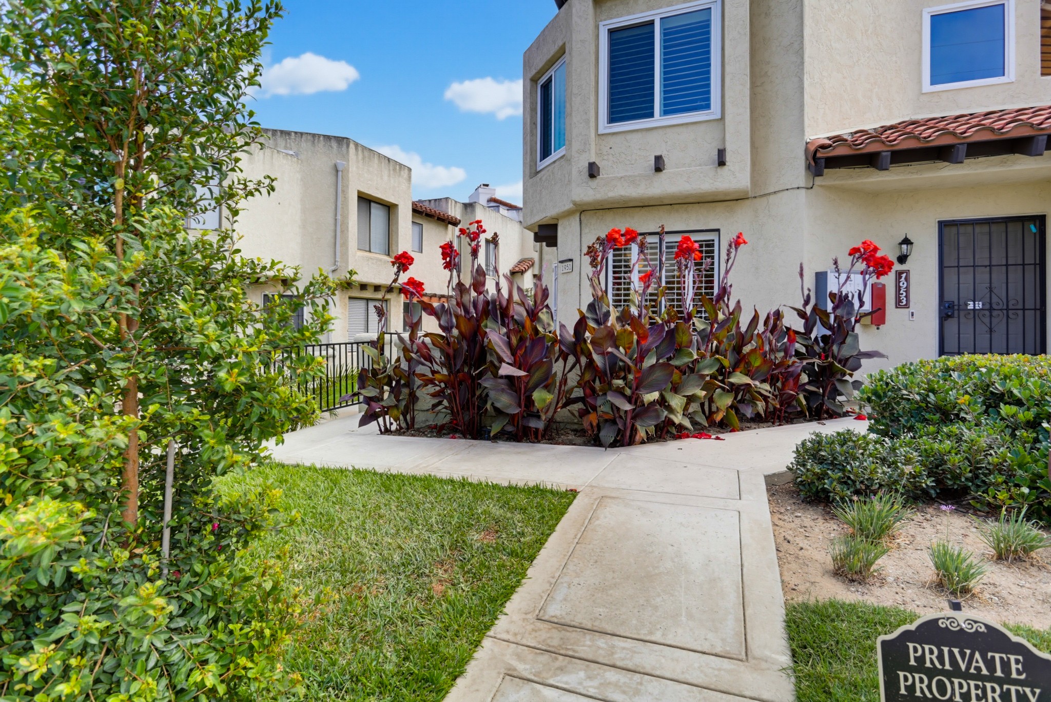 Virtual tour photo 3 of 32 for 1951 Diamond St