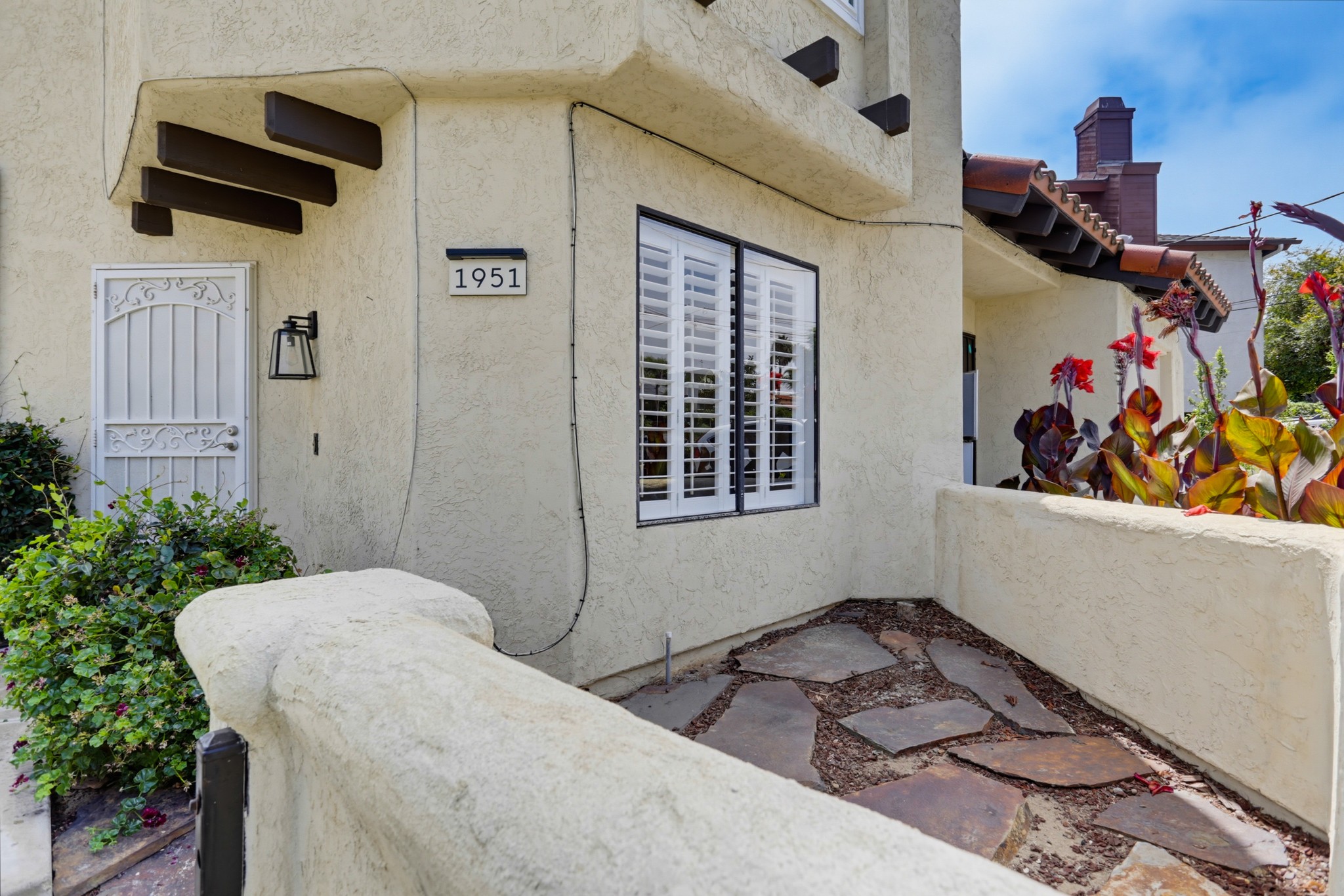 Virtual tour photo 4 of 32 for 1951 Diamond St