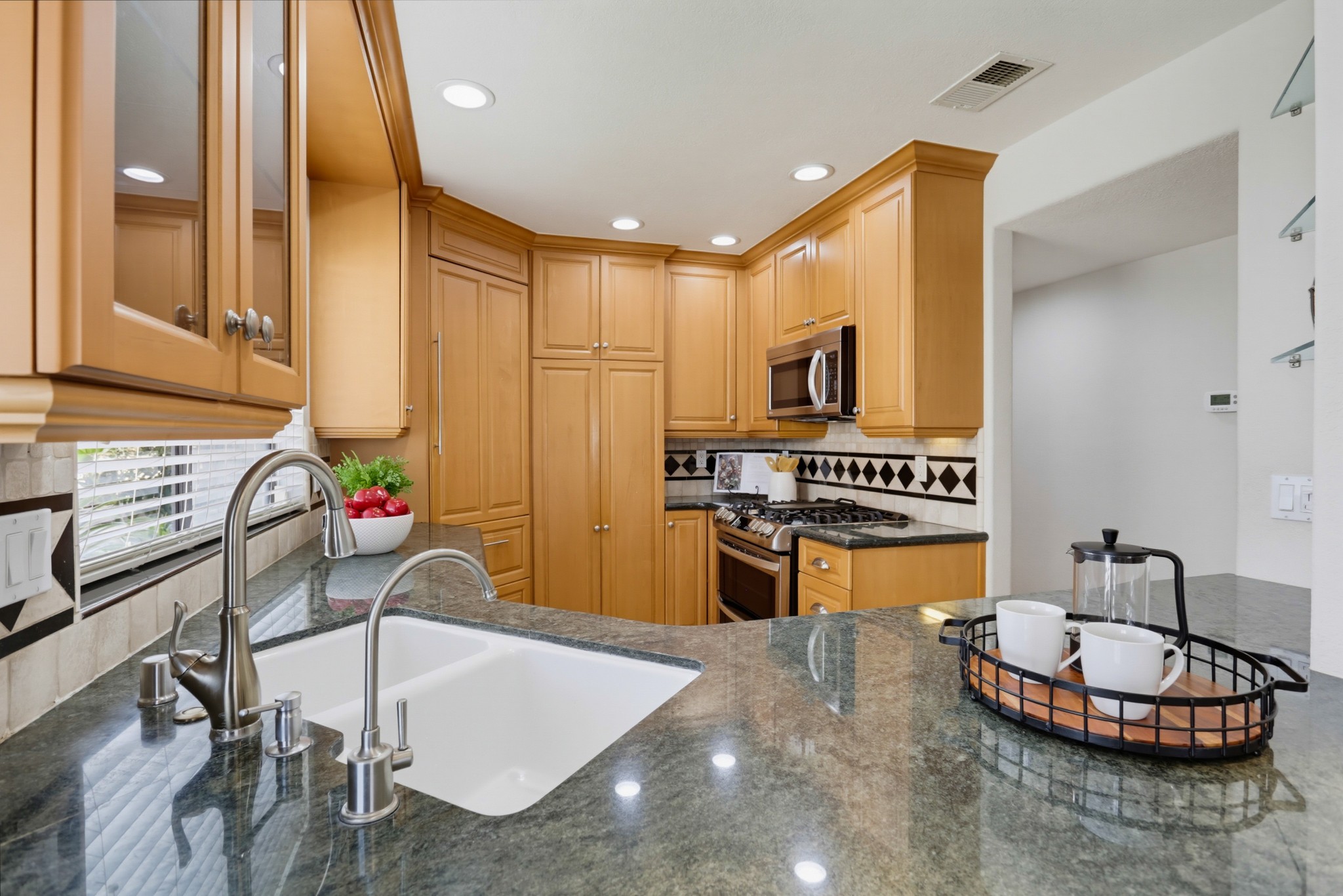 Virtual tour photo 15 of 32 for 1951 Diamond St