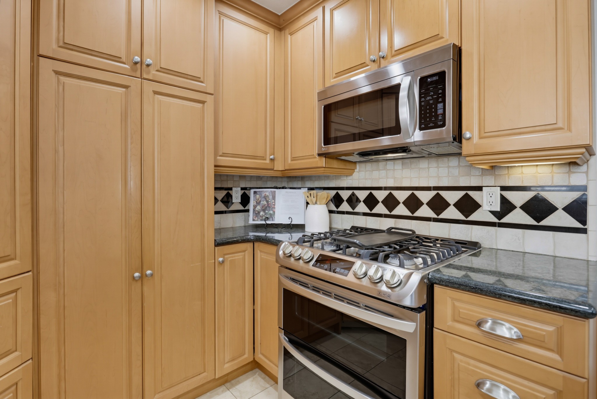 Virtual tour photo 16 of 32 for 1951 Diamond St