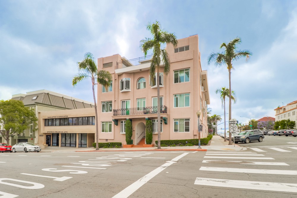 Virtual tour photo 3 of 22 for 1964 Fifth Ave #11