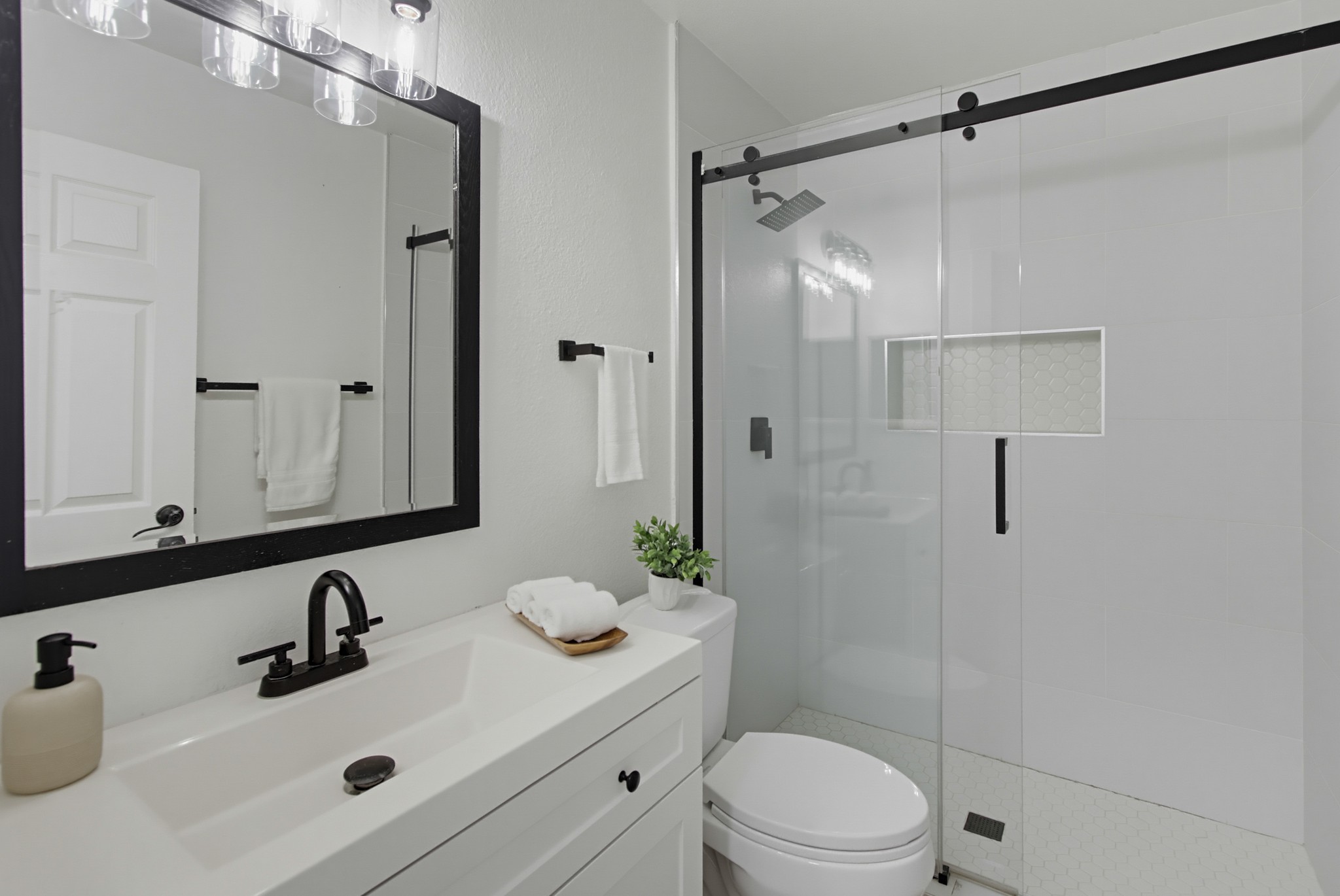 Virtual tour photo 19 of 32 for 1964 Missouri St Apt 2