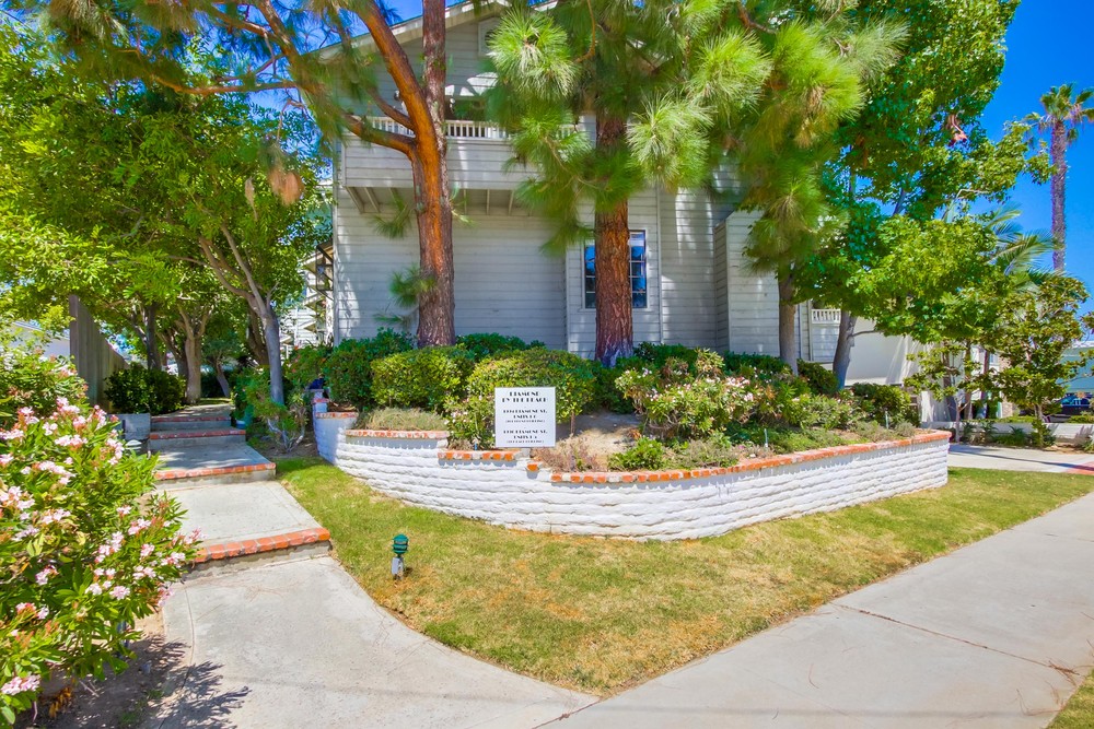 Virtual tour photo 1 of 35 for 1996 Diamond St