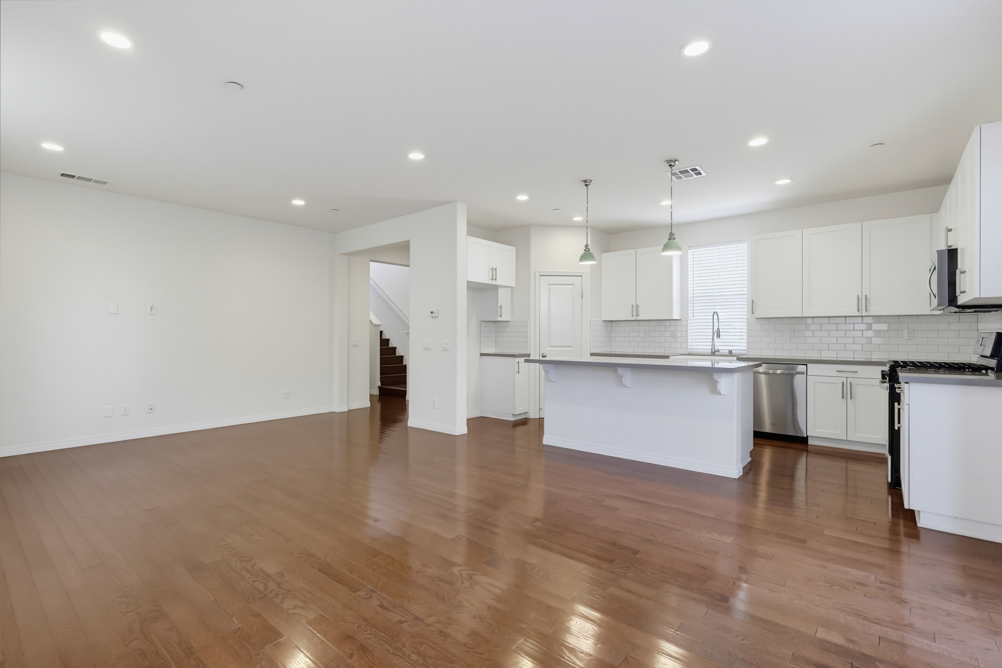 Virtual tour photo 11 of 84 for 201 Encanto Ln