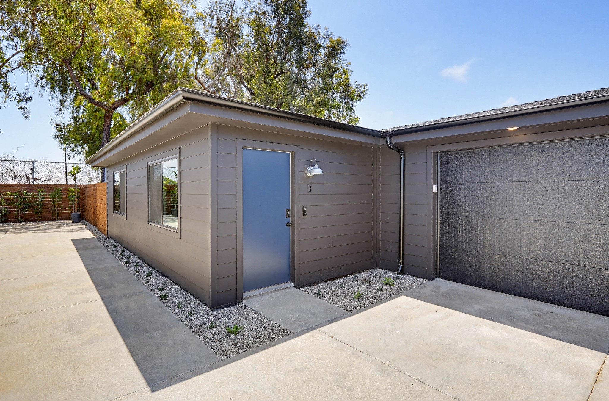 Virtual tour photo 3 of 43 for 2036 Pomona Ave B