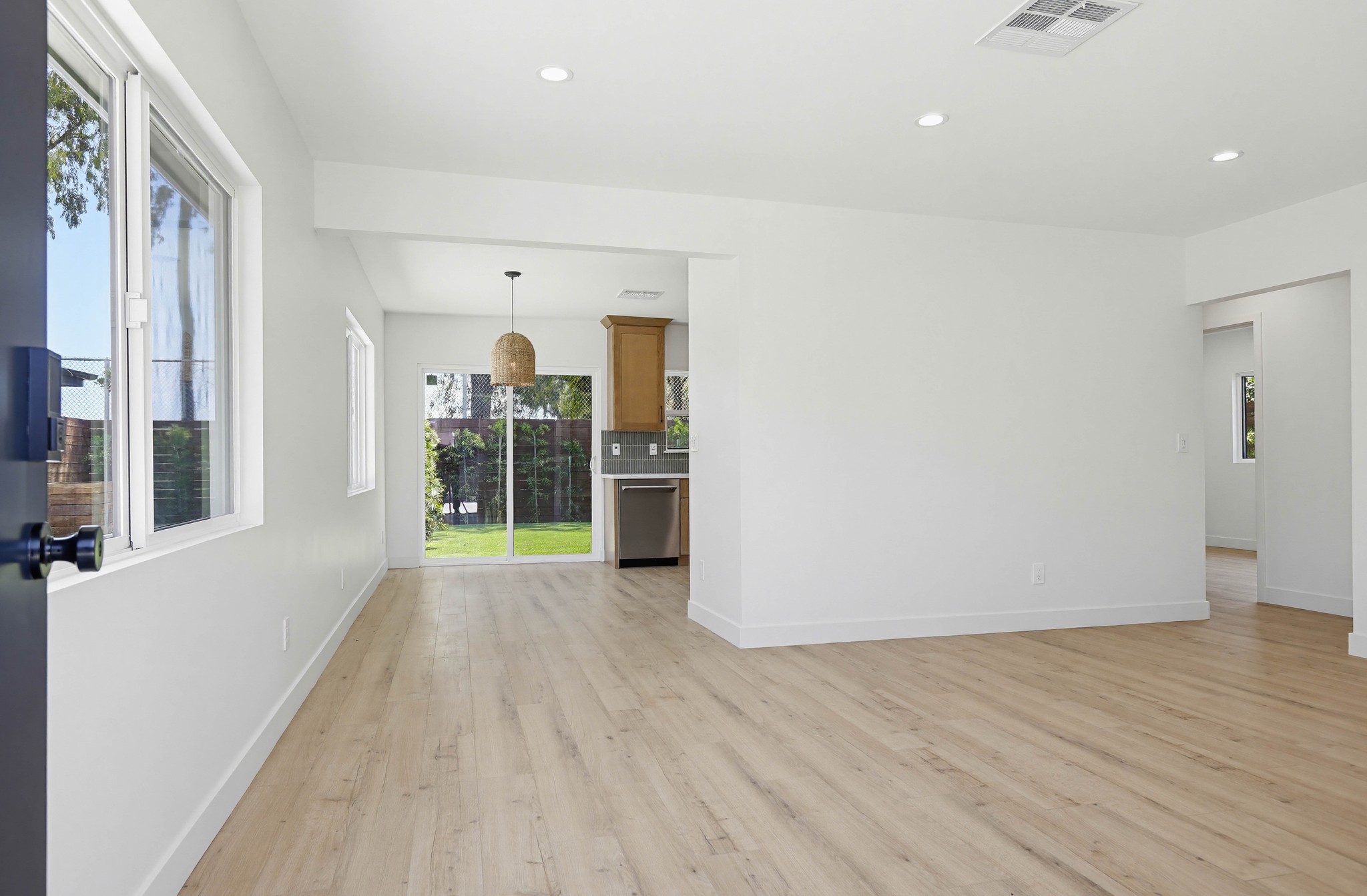 Virtual tour photo 4 of 43 for 2036 Pomona Ave B