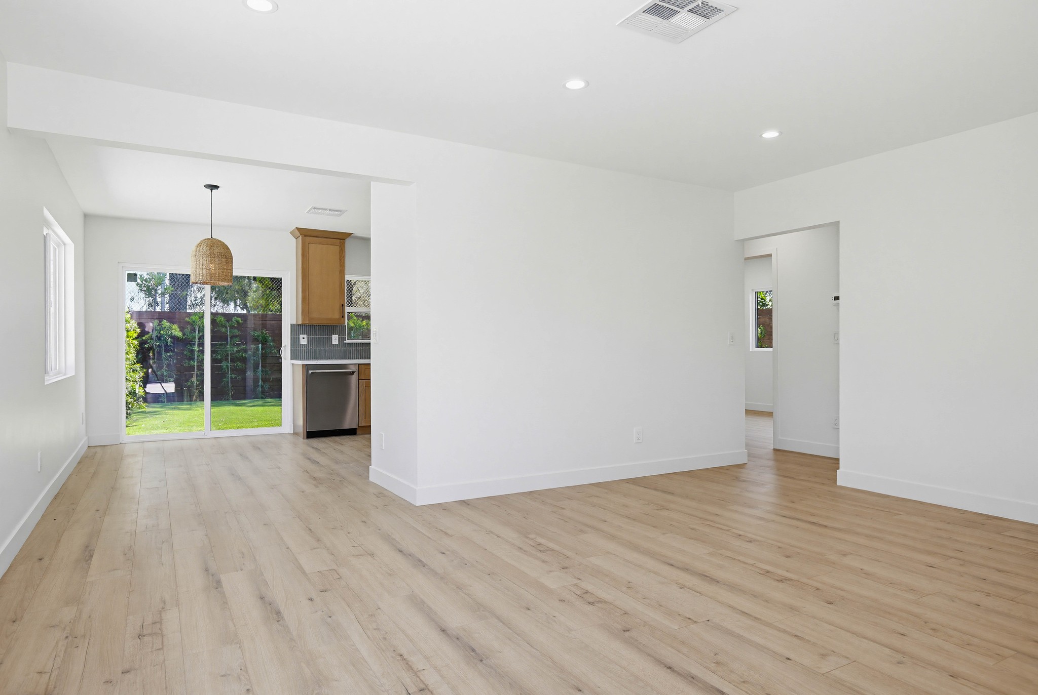 Virtual tour photo 5 of 43 for 2036 Pomona Ave B
