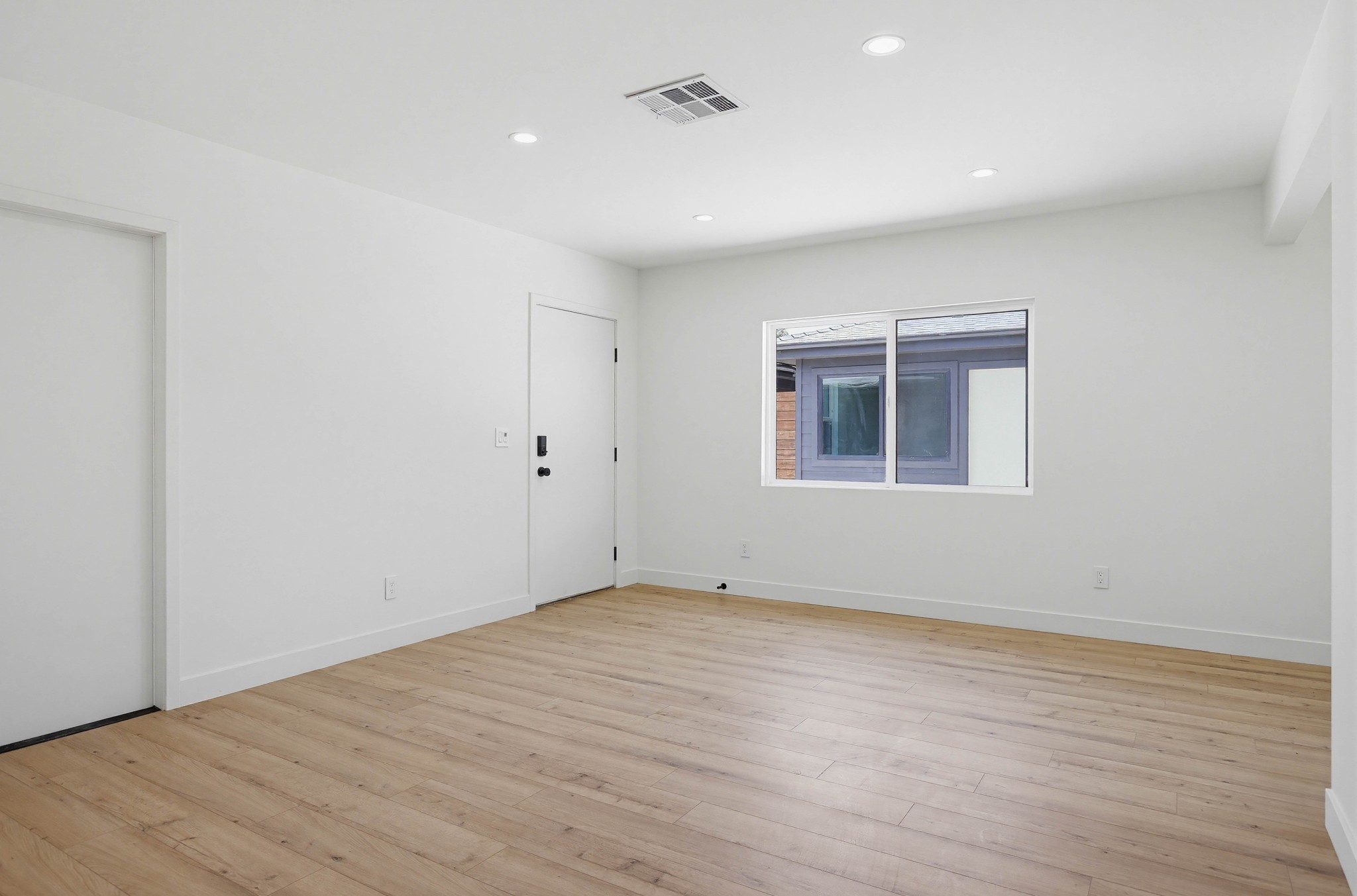 Virtual tour photo 6 of 43 for 2036 Pomona Ave B