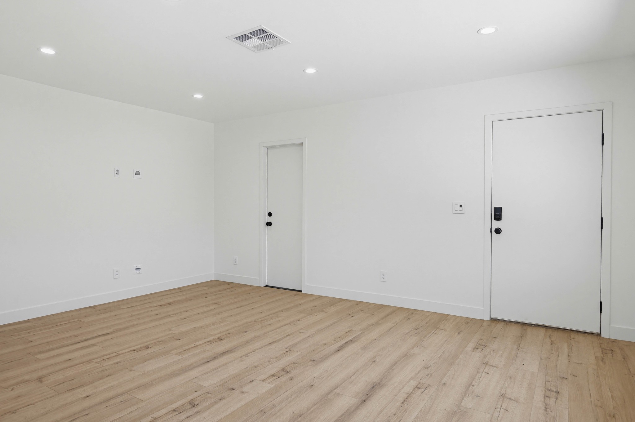 Virtual tour photo 8 of 43 for 2036 Pomona Ave B