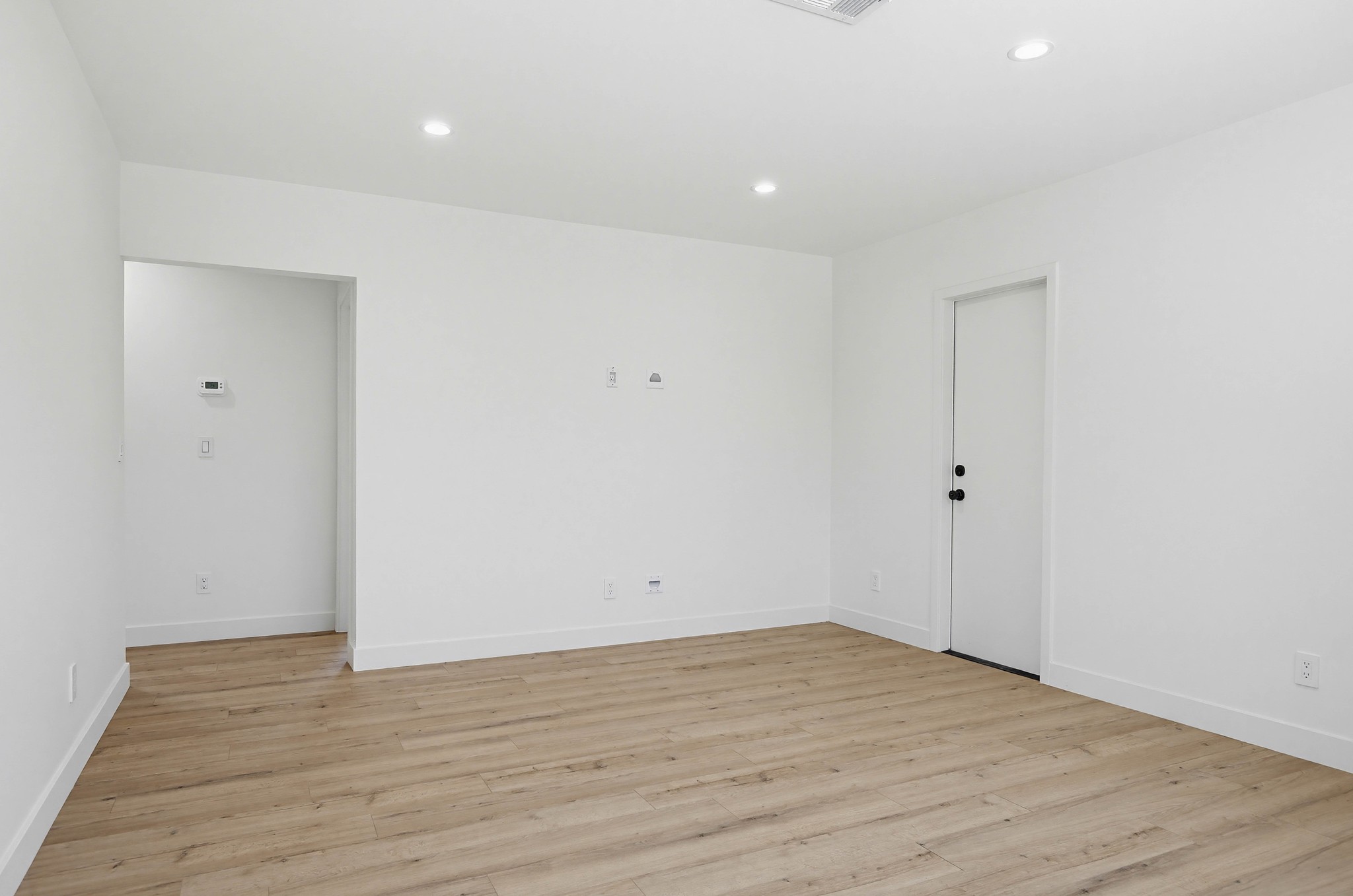 Virtual tour photo 9 of 43 for 2036 Pomona Ave B