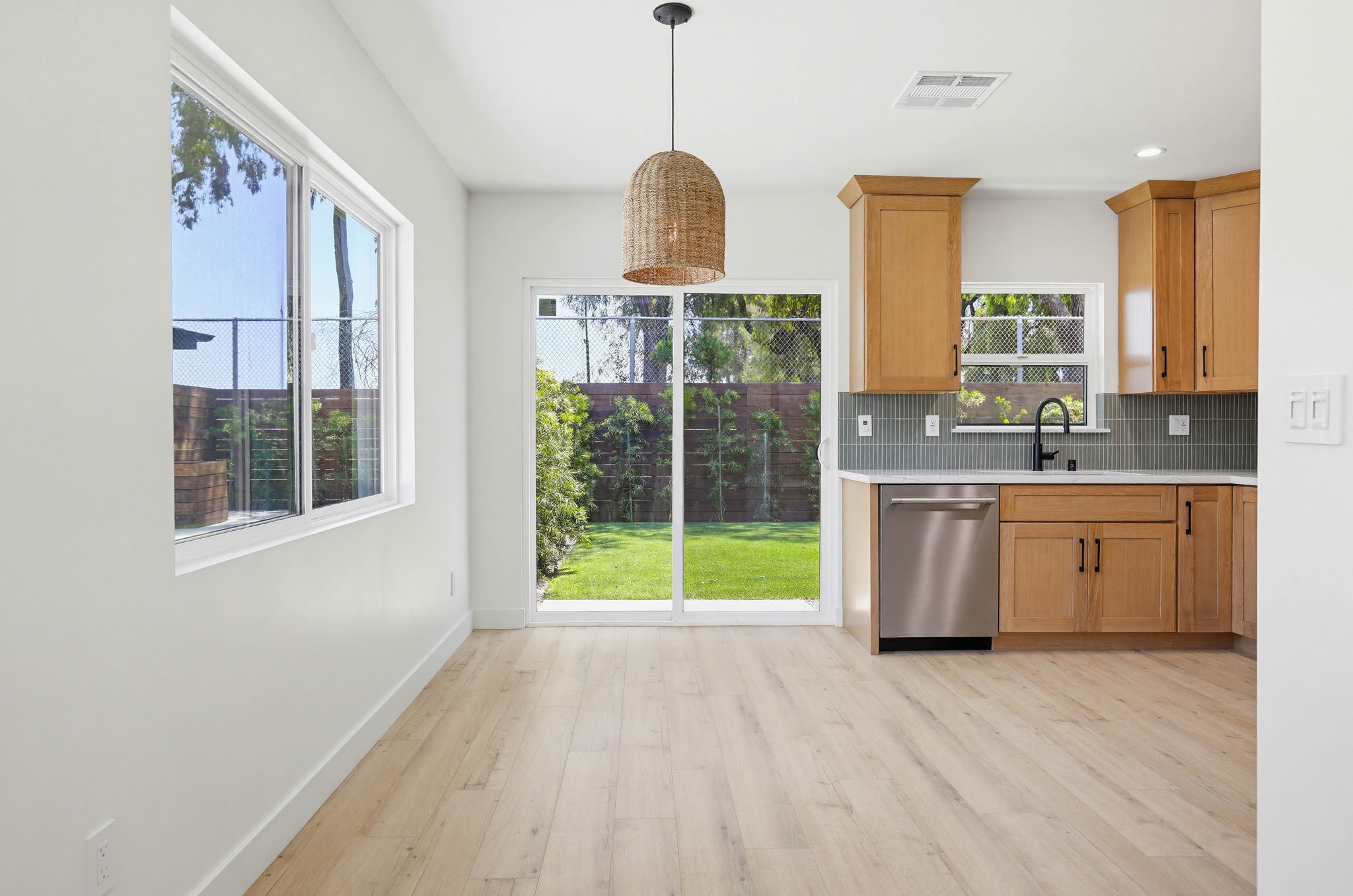 Virtual tour photo 10 of 43 for 2036 Pomona Ave B