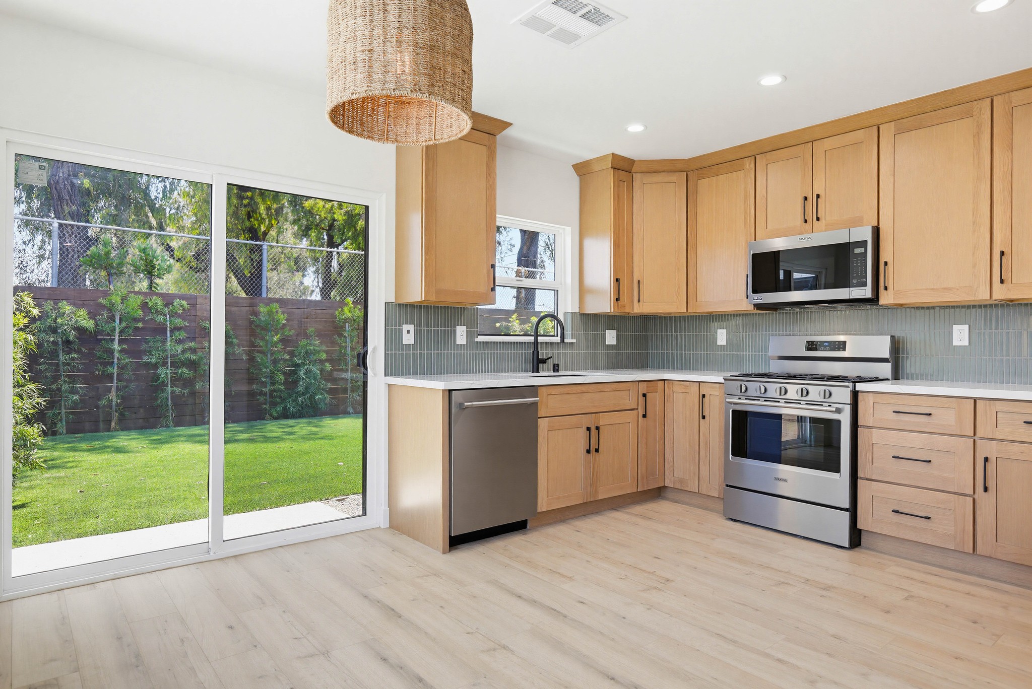 Virtual tour photo 11 of 43 for 2036 Pomona Ave B