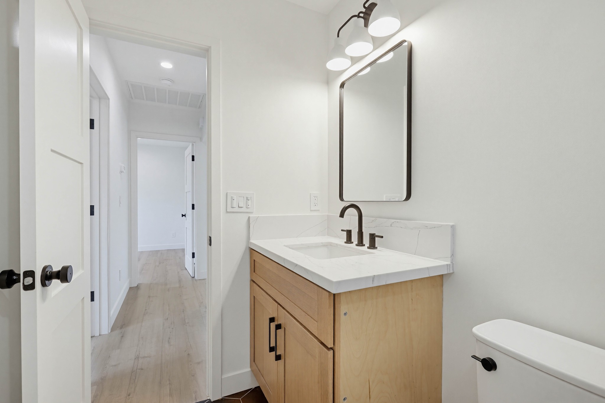 Virtual tour photo 32 of 43 for 2036 Pomona Ave B