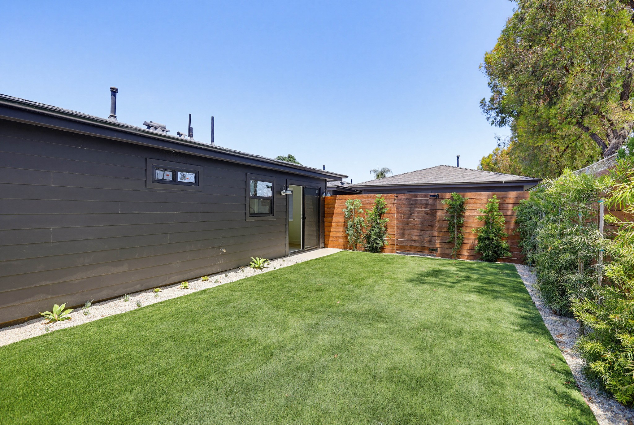 Virtual tour photo 38 of 43 for 2036 Pomona Ave B
