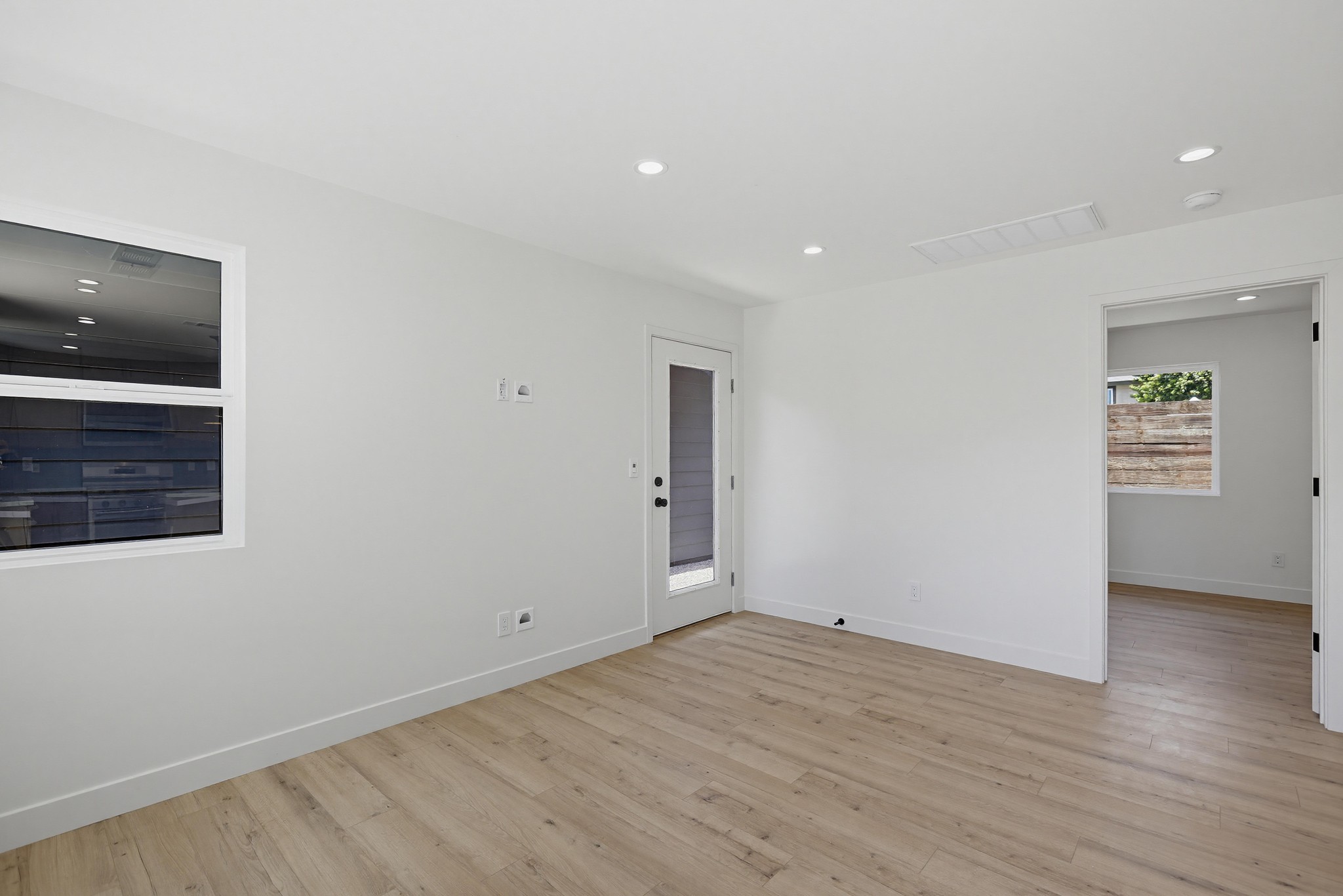 Virtual tour photo 7 of 29 for 2036 Pomona Ave C