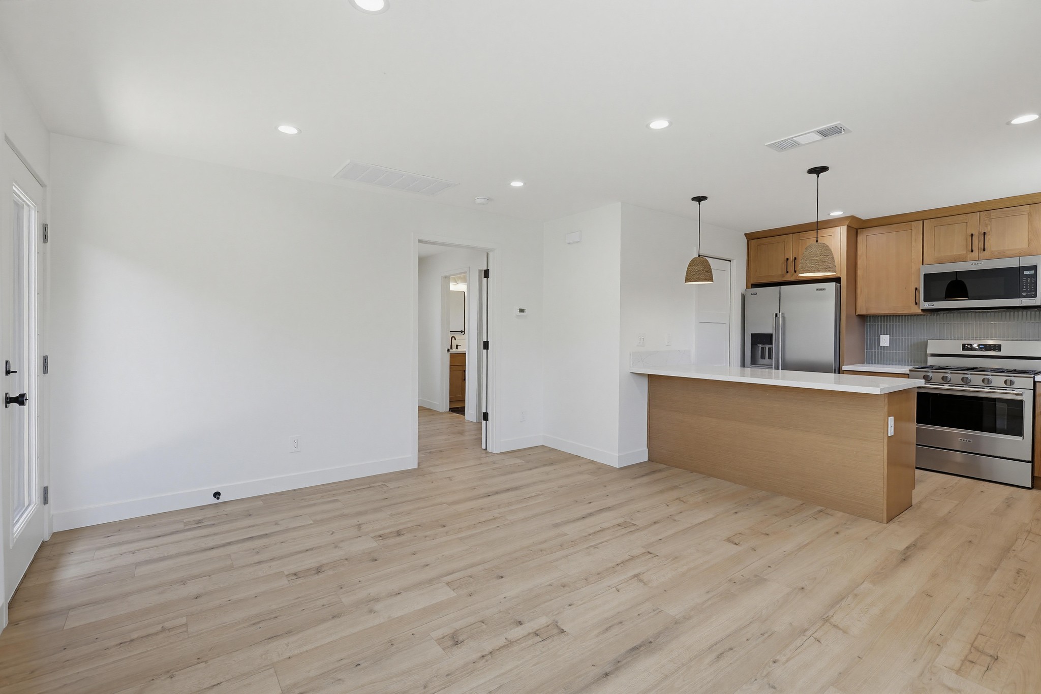 Virtual tour photo 8 of 29 for 2036 Pomona Ave C
