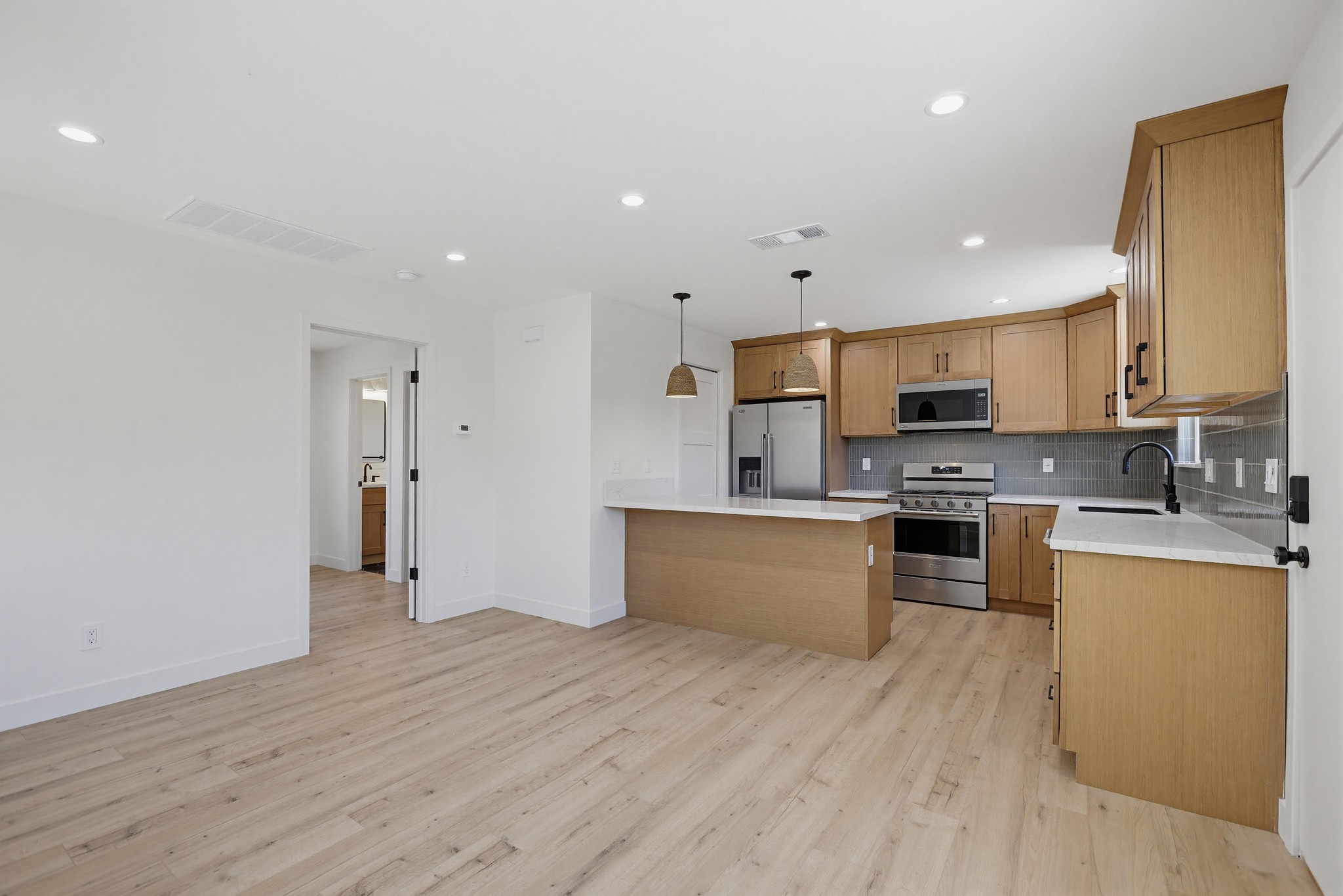 Virtual tour photo 9 of 29 for 2036 Pomona Ave C