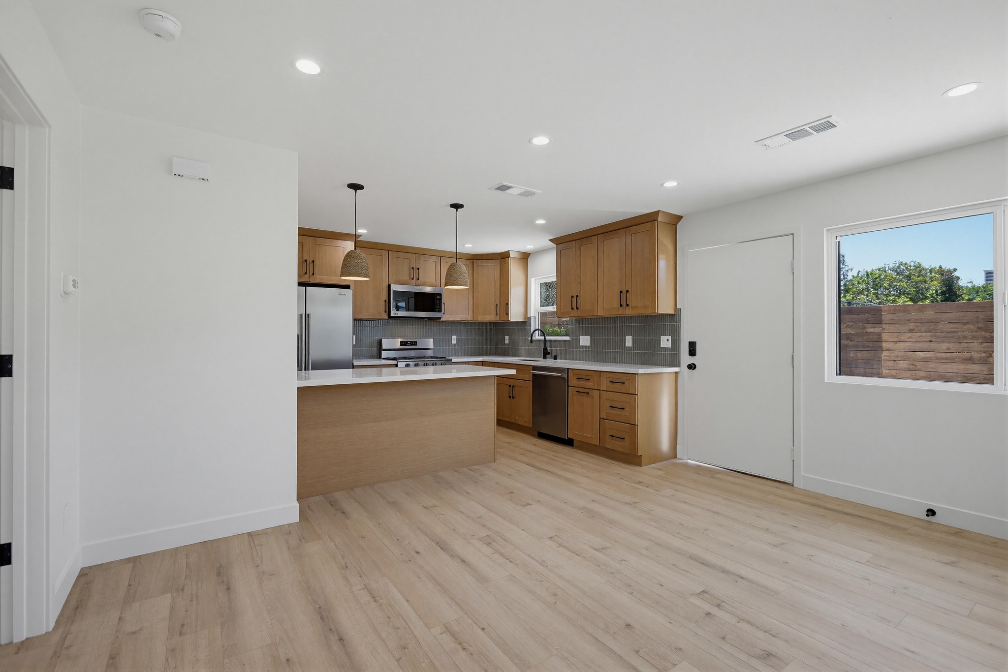 Virtual tour photo 11 of 29 for 2036 Pomona Ave C