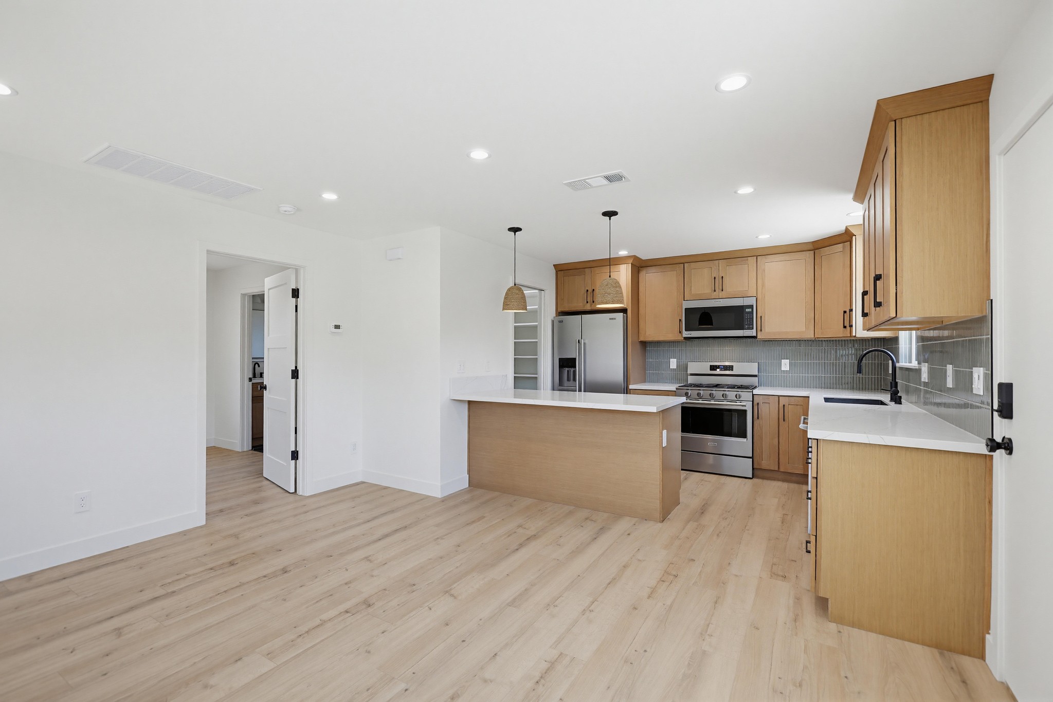 Virtual tour photo 10 of 29 for 2036 Pomona Ave D