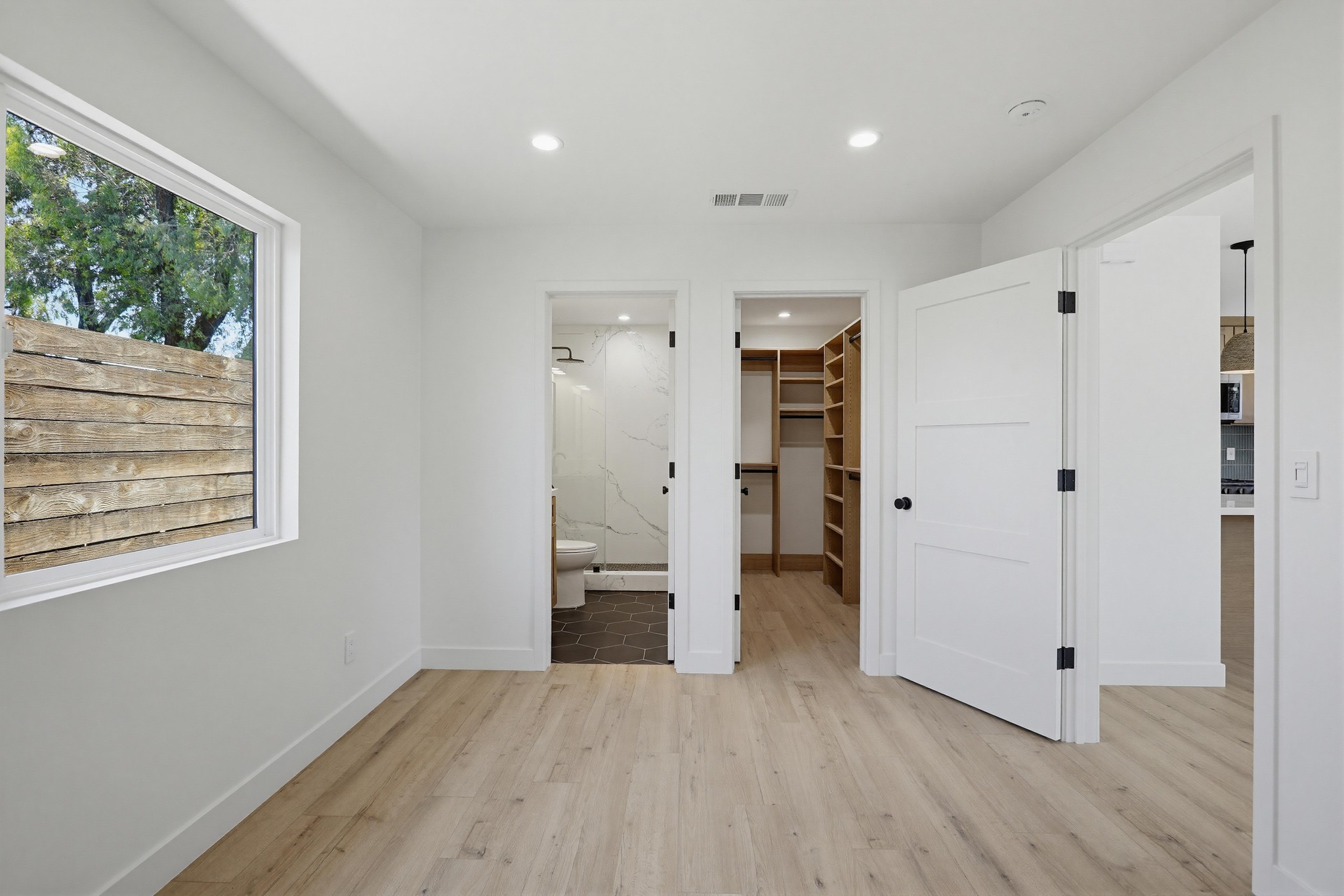 Virtual tour photo 21 of 29 for 2036 Pomona Ave D