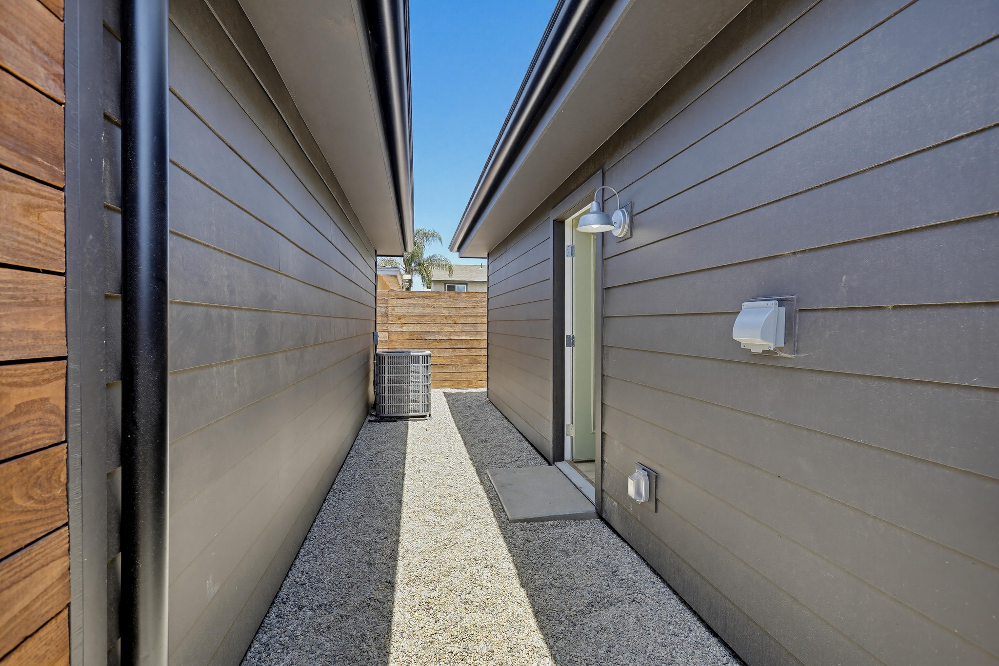 Virtual tour photo 27 of 29 for 2036 Pomona Ave D