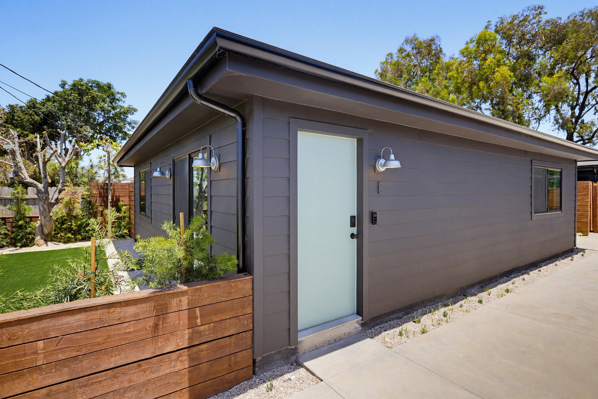 Virtual tour photo 6 of 44 for 2036 Pomona Ave E