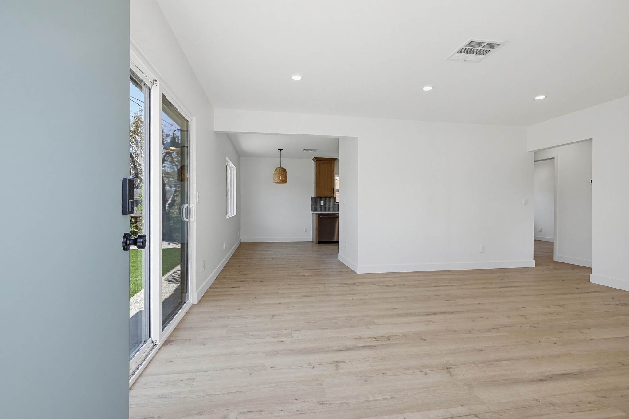 Virtual tour photo 8 of 44 for 2036 Pomona Ave E