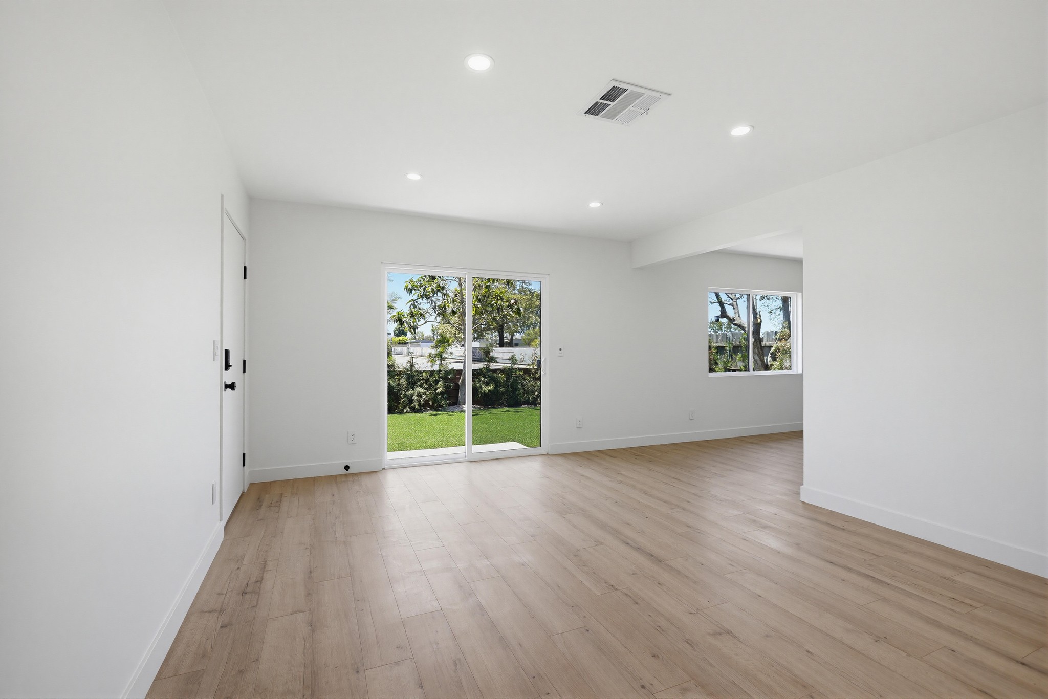 Virtual tour photo 11 of 44 for 2036 Pomona Ave E