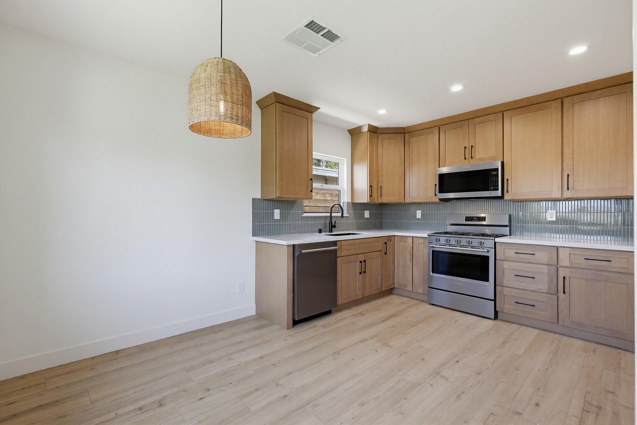 Virtual tour photo 15 of 44 for 2036 Pomona Ave E