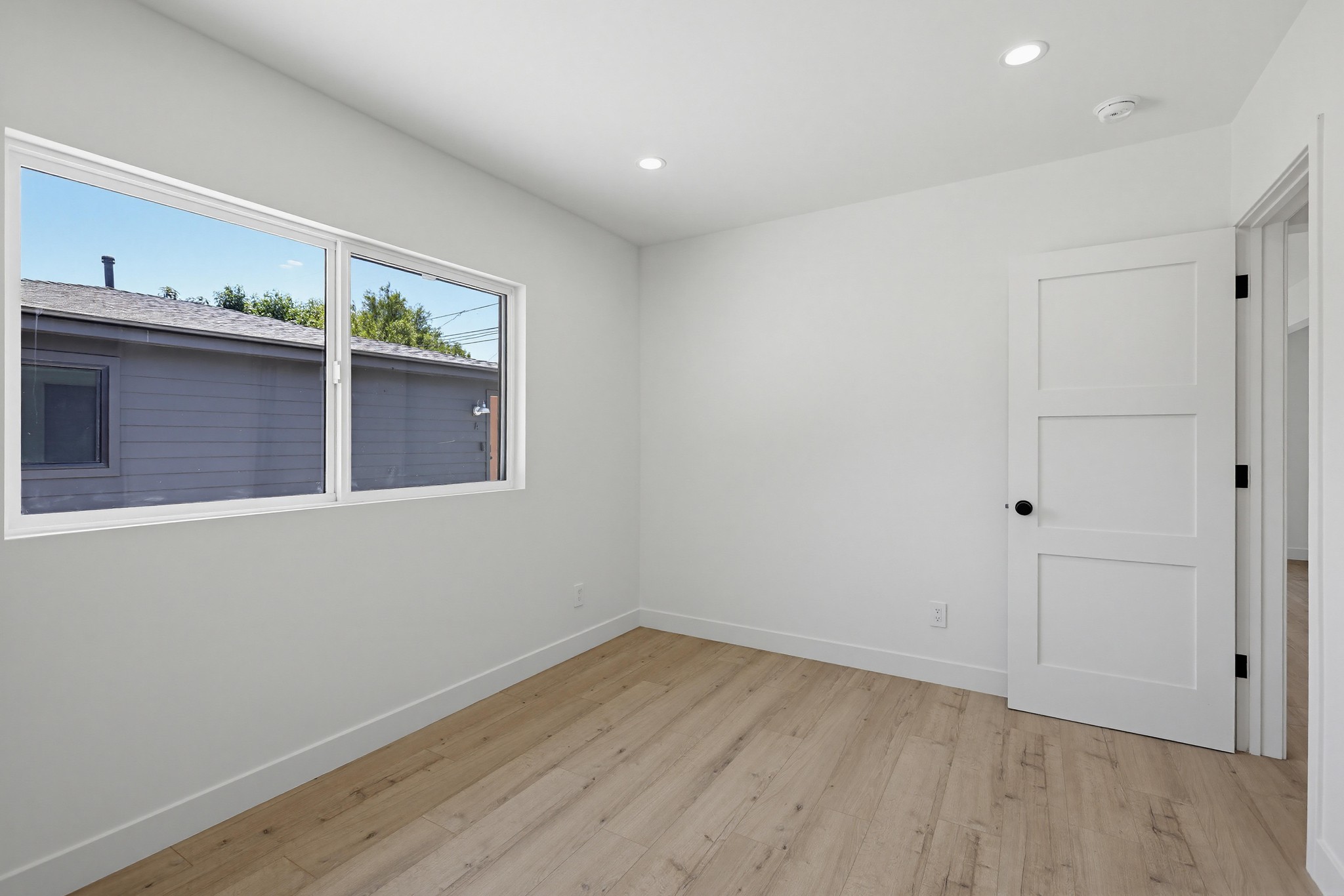 Virtual tour photo 32 of 44 for 2036 Pomona Ave E