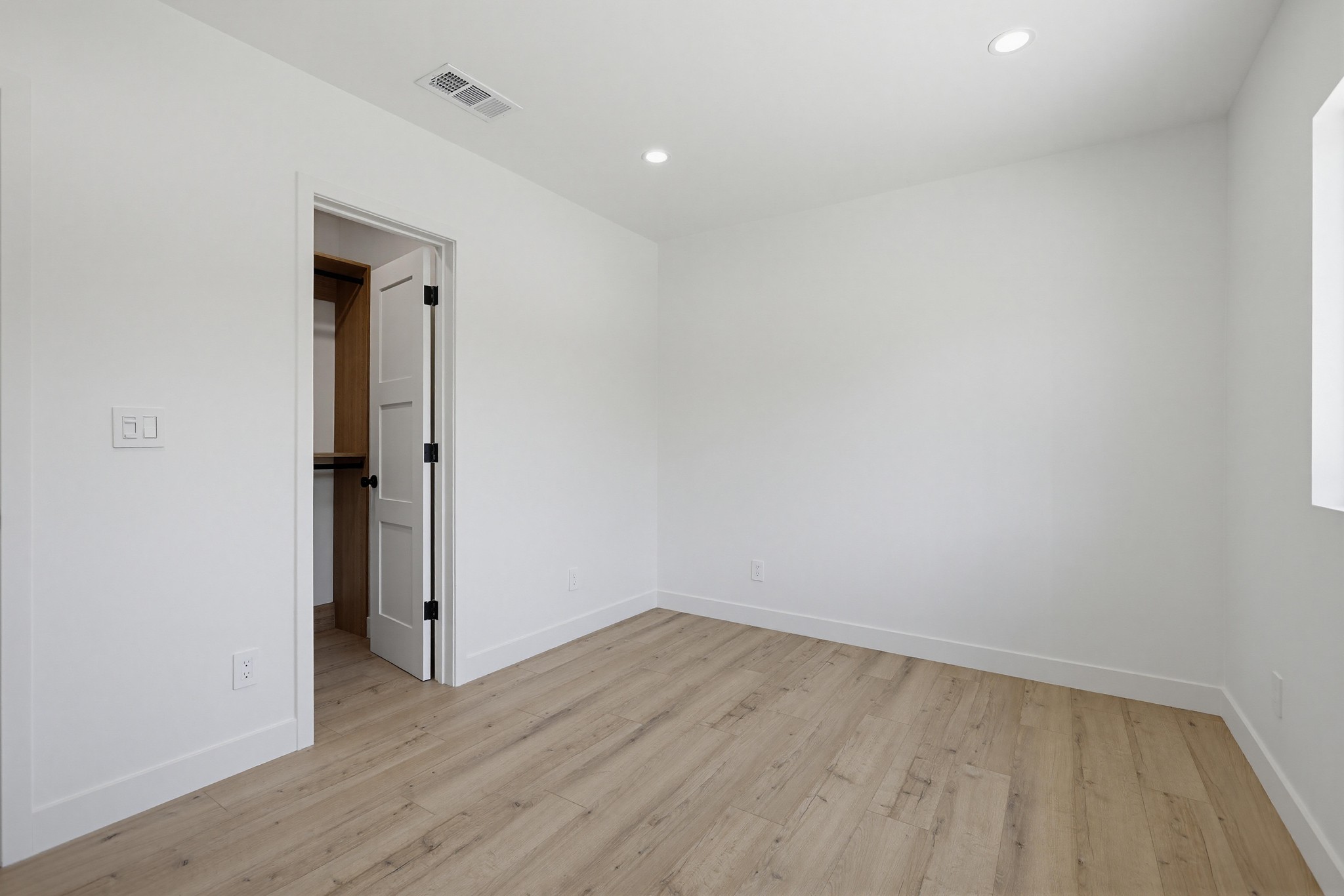 Virtual tour photo 33 of 44 for 2036 Pomona Ave E