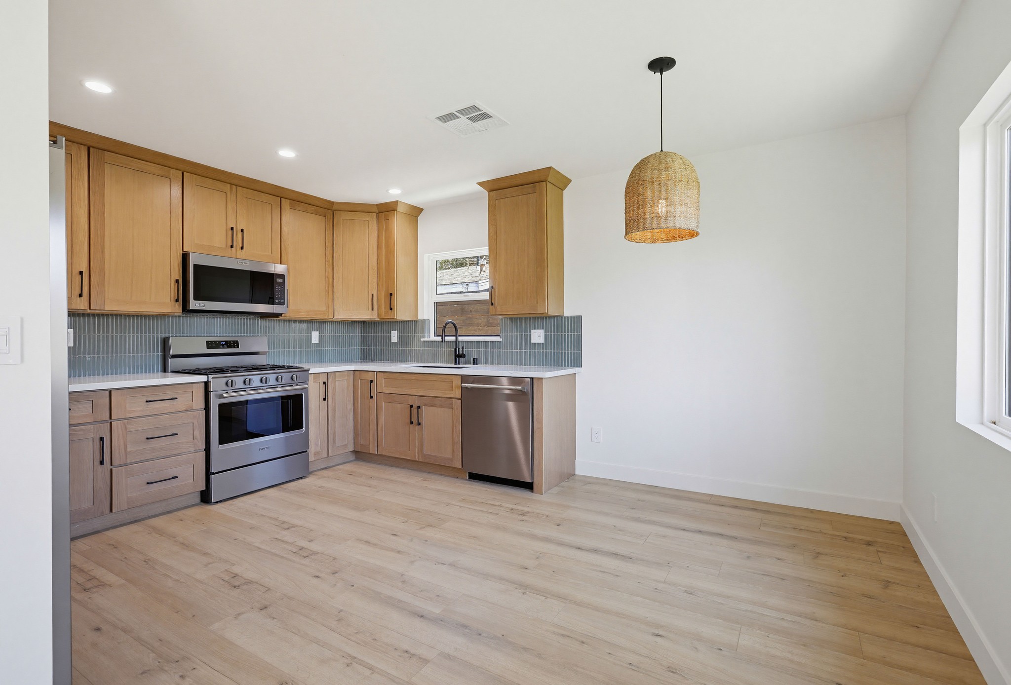 Virtual tour photo 26 of 41 for 2036 Pomona Ave Unit A