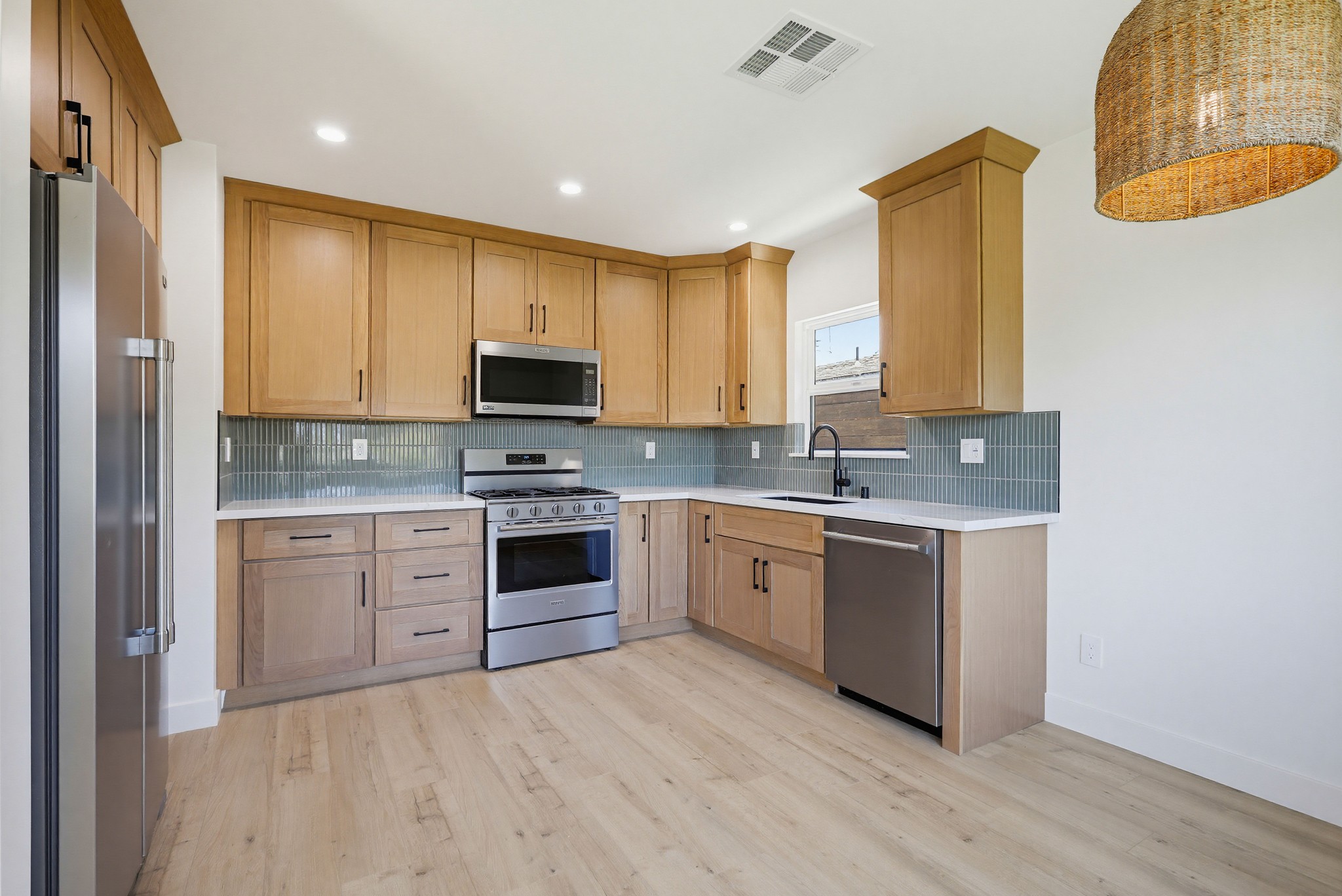 Virtual tour photo 27 of 41 for 2036 Pomona Ave Unit A