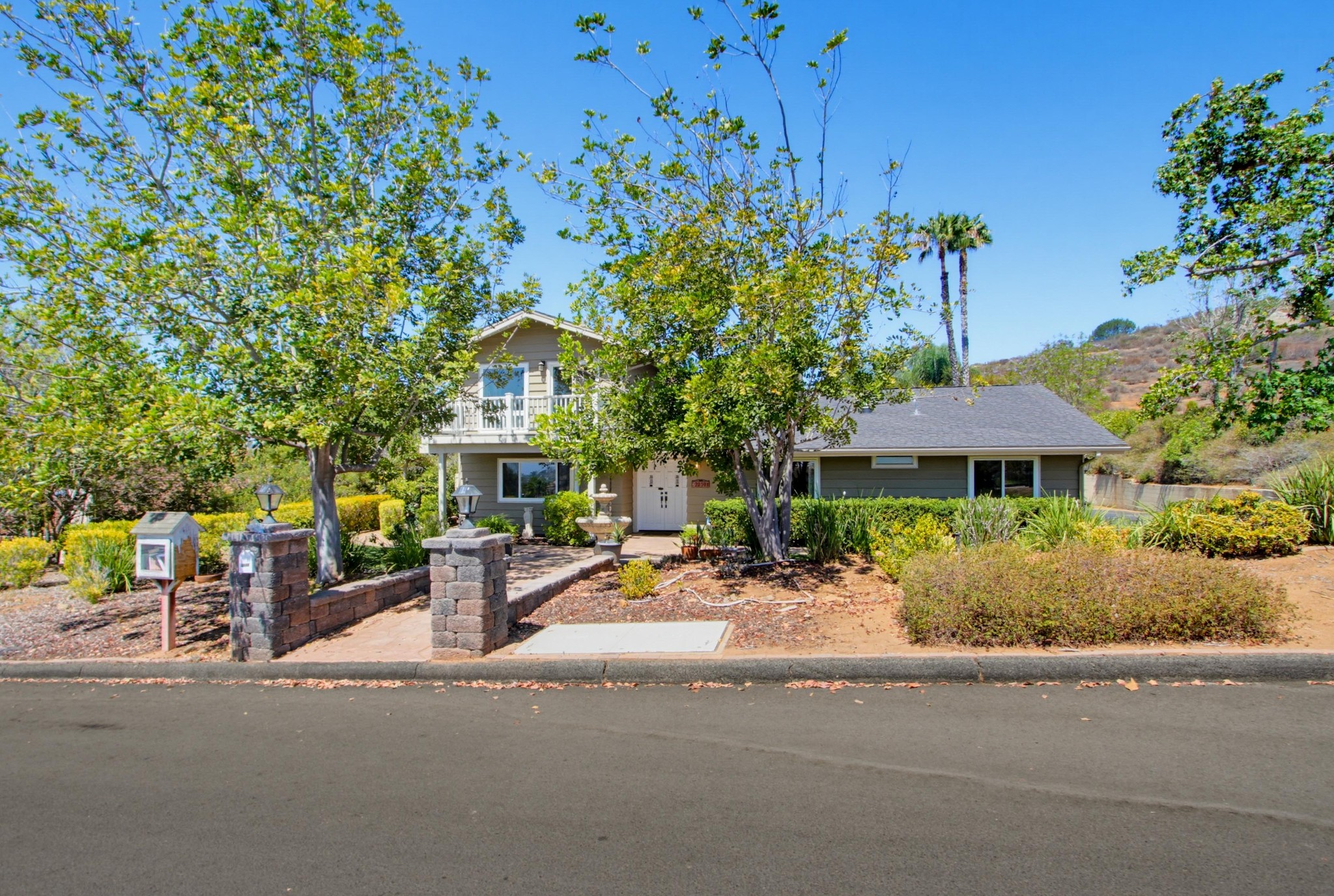 Virtual tour photo 3 of 73 for 2039 Lemon Ave